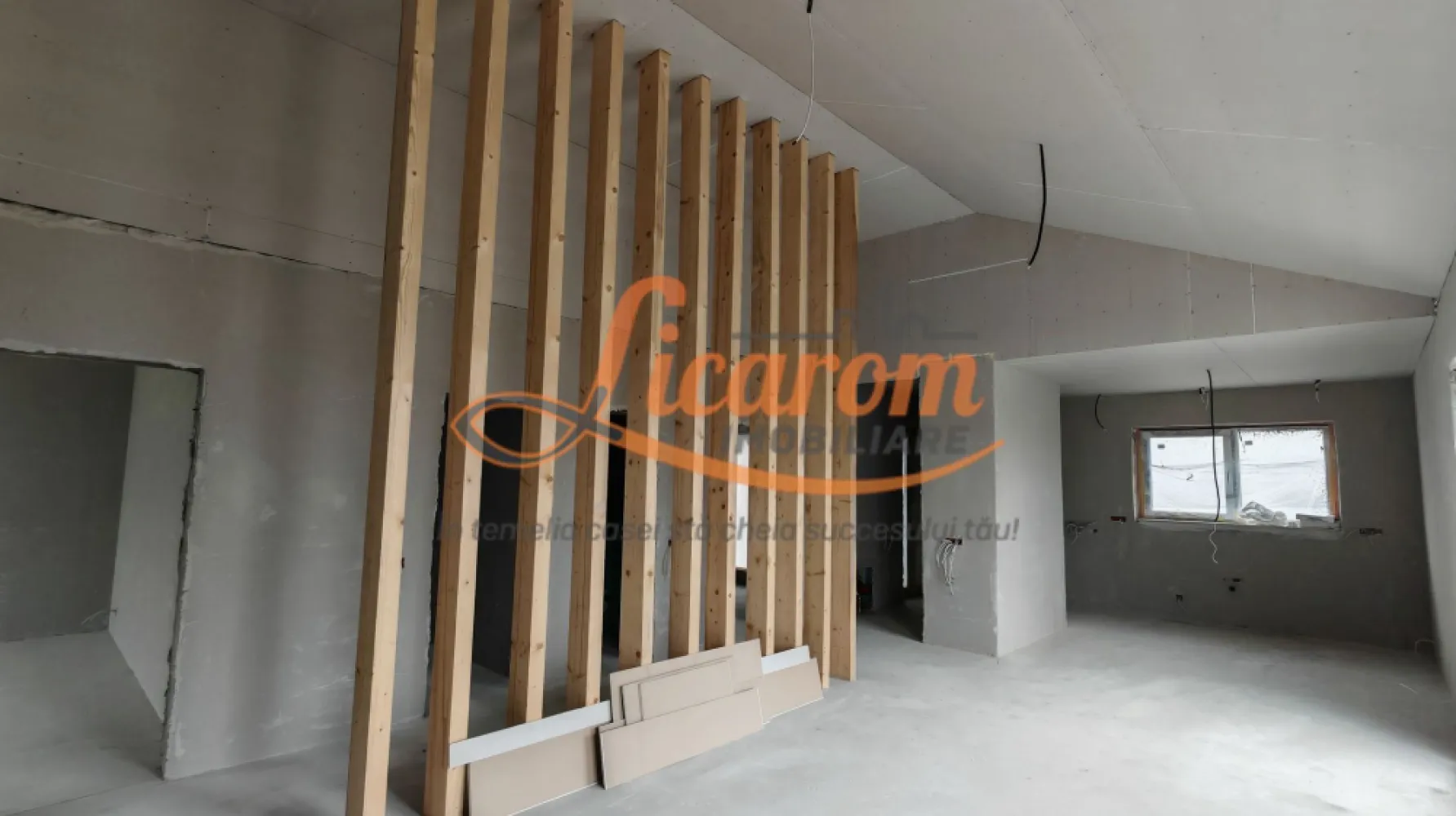 Casa la cheie in CRISTIAN pe Parter, zona de vile,270.000 euro - Agentia Licarom Imobiliare propune spre vanzare o casa, constructie noua in Cristian in apropiere de cartierul Diferit Haus dispusa doar pe PARTER, compusa din 3 dormitoare, 2 bai, living comun cu bucataria, terasa mare la iesirea din living. Constructia este amplasata pe o suprafata de teren de 549 mp. 
Casa se vinde "LA CHEIE", se poate personaliza, cumparatorul putand sa-si aleaga gresia, faianta, parchetul etc.,avand un design interior deosebit, și se preda bransata la gaz,curent, apa si canalizare. 
Momentan casa este in executie, predarea se face in cursul anului 2026. 
Pretul este de 270.000 euro TVA inclus 
Pentru mai multe detalii si vizionari la fata locului,nu ezitati sa ne contactati la telefon: 0741 059 397 Consultant Imobiliar Calin si 0723985424 Consultant Imobiliar Liliana.