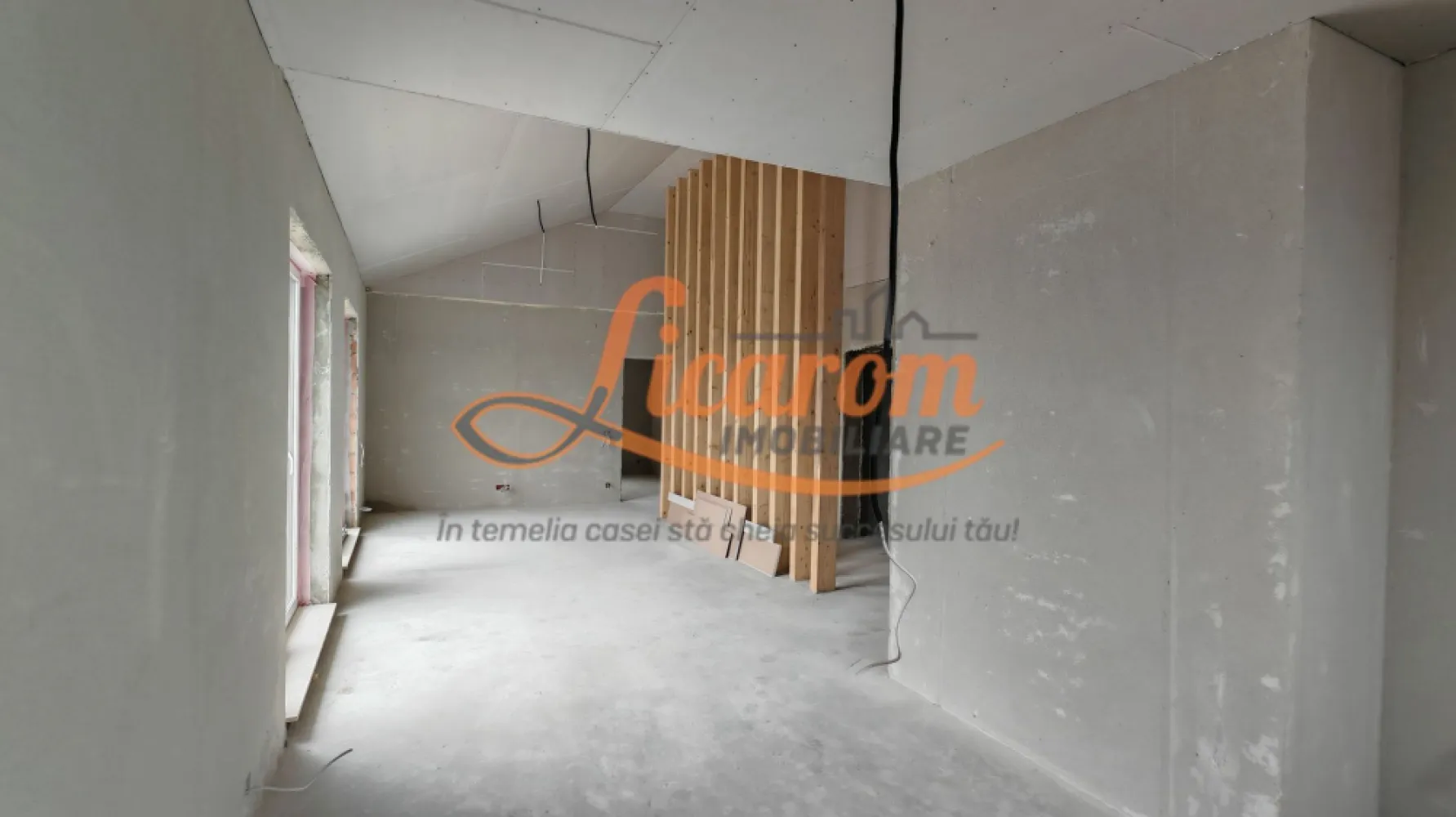 Casa la cheie in CRISTIAN pe Parter, zona de vile,270.000 euro - Agentia Licarom Imobiliare propune spre vanzare o casa, constructie noua in Cristian in apropiere de cartierul Diferit Haus dispusa doar pe PARTER, compusa din 3 dormitoare, 2 bai, living comun cu bucataria, terasa mare la iesirea din living. Constructia este amplasata pe o suprafata de teren de 549 mp. 
Casa se vinde "LA CHEIE", se poate personaliza, cumparatorul putand sa-si aleaga gresia, faianta, parchetul etc.,avand un design interior deosebit, și se preda bransata la gaz,curent, apa si canalizare. 
Momentan casa este in executie, predarea se face in cursul anului 2026. 
Pretul este de 270.000 euro TVA inclus 
Pentru mai multe detalii si vizionari la fata locului,nu ezitati sa ne contactati la telefon: 0741 059 397 Consultant Imobiliar Calin si 0723985424 Consultant Imobiliar Liliana.