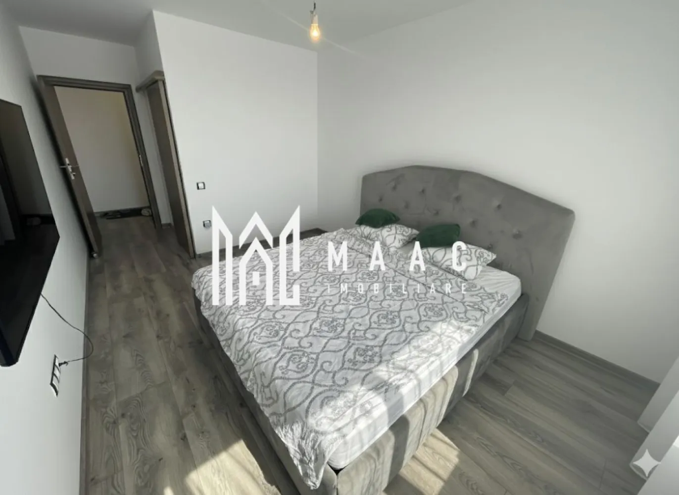 BLACK FRIDAY I Apartament 3 Camere I Loc de Parcare I Haralamb Georgescu - 🔥 BLACK FRIDAY - Profită de cea mai bună perioadă din an pentru a deveni proprietar! Reducere de 6.000 euro Pret vechi - 118.000 euro Pret promotional - 111.999 euro MAAC Imobiliare vă propune spre vânzare un apartament cu 3 camere, situat la parterul unui bloc izolat exterior, pe strada Haralamb Georgescu, într-o zonă liniștită, cu acces facil către punctele de interes din oraș. Apartamentul este poziționat central pe nivel, ceea ce asigură un confort termic excelent și costuri reduse de întreținere, mai ales în sezonul rece. Caracteristici principale: Suprafață utilă: 62 mp Living cu bucătărie open space: 24.6 mp Dormitor matrimonial: 14.4 mp, cu spațiu dedicat pentru dressing sau baie secundară (2.6 mp) Dormitor secundar: 12 mp Baie principală: 4.4 mp Hol: 4 mp Balcon: 4 mp, cu vedere panoramică spre munți Loc de parcare inclus în preț Predare la cheie, nemobilat Dotări și beneficii: Centrală termică proprie Încălzire prin calorifere Apartament izolat termic pe exterior Costuri reduse la întreținere Vedere deschisă spre munți Parter, ideal pentru familii sau persoane în căutarea unui acces facil Locuința se predă nemobilată, ceea ce oferă posibilitatea personalizării în funcție de preferințele viitorului proprietar. Pentru mai multe detalii sau pentru a programa o vizionare, nu ezitați să ne contactați. Menționați ID-ul anunțului: CP2681871. }}