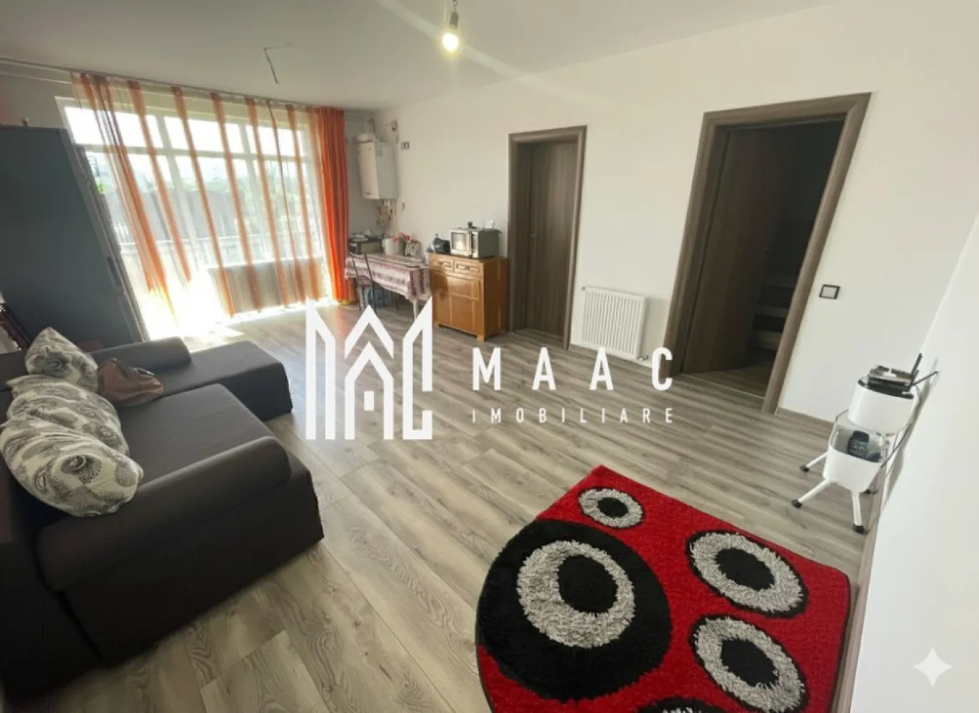 BLACK FRIDAY I Apartament 3 Camere I Loc de Parcare I Haralamb Georgescu - 🔥 BLACK FRIDAY - Profită de cea mai bună perioadă din an pentru a deveni proprietar! Reducere de 6.000 euro Pret vechi - 118.000 euro Pret promotional - 111.999 euro MAAC Imobiliare vă propune spre vânzare un apartament cu 3 camere, situat la parterul unui bloc izolat exterior, pe strada Haralamb Georgescu, într-o zonă liniștită, cu acces facil către punctele de interes din oraș. Apartamentul este poziționat central pe nivel, ceea ce asigură un confort termic excelent și costuri reduse de întreținere, mai ales în sezonul rece. Caracteristici principale: Suprafață utilă: 62 mp Living cu bucătărie open space: 24.6 mp Dormitor matrimonial: 14.4 mp, cu spațiu dedicat pentru dressing sau baie secundară (2.6 mp) Dormitor secundar: 12 mp Baie principală: 4.4 mp Hol: 4 mp Balcon: 4 mp, cu vedere panoramică spre munți Loc de parcare inclus în preț Predare la cheie, nemobilat Dotări și beneficii: Centrală termică proprie Încălzire prin calorifere Apartament izolat termic pe exterior Costuri reduse la întreținere Vedere deschisă spre munți Parter, ideal pentru familii sau persoane în căutarea unui acces facil Locuința se predă nemobilată, ceea ce oferă posibilitatea personalizării în funcție de preferințele viitorului proprietar. Pentru mai multe detalii sau pentru a programa o vizionare, nu ezitați să ne contactați. Menționați ID-ul anunțului: CP2681871. }}