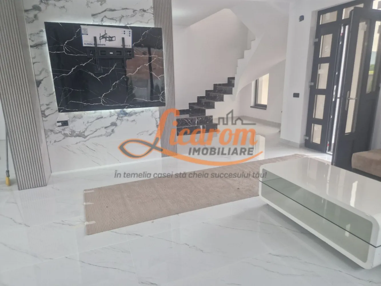 Vila individuala Cristian P+E, 4 camere,"La cheie" teren 511 mp. - Licarom Imobiliare propune spre vanzare o vila individiuala situata in Cristian zona noua de vile,construita in anul 2025-2026.
Constructia este realizata din materiale foarte bune din caramida Porotherm si tamplarie "Salamander" si geam termopan cu 3 foi de sticla .
Imobilul este dispus pe Parter,Etaj si pod, avand urmatoarea compozitie:
La parter se gaseste hol, living mare cu iesire in curtea din spate,baie de serviciu,si bucatarie care se poate inchide separat de living.
La etaj se gaseste un dormitor matrimonial cu baie,proprie,si alte 2 dormitoare care sunt deservite de o baie pe hol.Fiecare dormitor are balcon propriu.
Casa este dotata cu Centrala termica proprie pe gaz,incalzirea fiind realizata prin pardoseala atat la parter,cat si la etaj.
Cladirea este foarte luminoasa,avand multe geamuri mari care permit patrunderea luminii si a soarelui pe toate partile casei.
In curte mai exista o incapere cu destinatia de camera tehnicalipita de casa.
Amenajarile interioare sunt in curs de realizare.
Casa se preda "La cheie" cu finisaje de nivel TOP iar curtea va fi amenajata cu alei si cu gazon.
Pretul proprietatii este de 265000 euro.
Pentru mai multe informatii si vizionari,nu ezitati sa ne contactati la telefon :0741059397 Consultant imobiliar Calin,si 0723985424 Consultant imobiliar Liliana