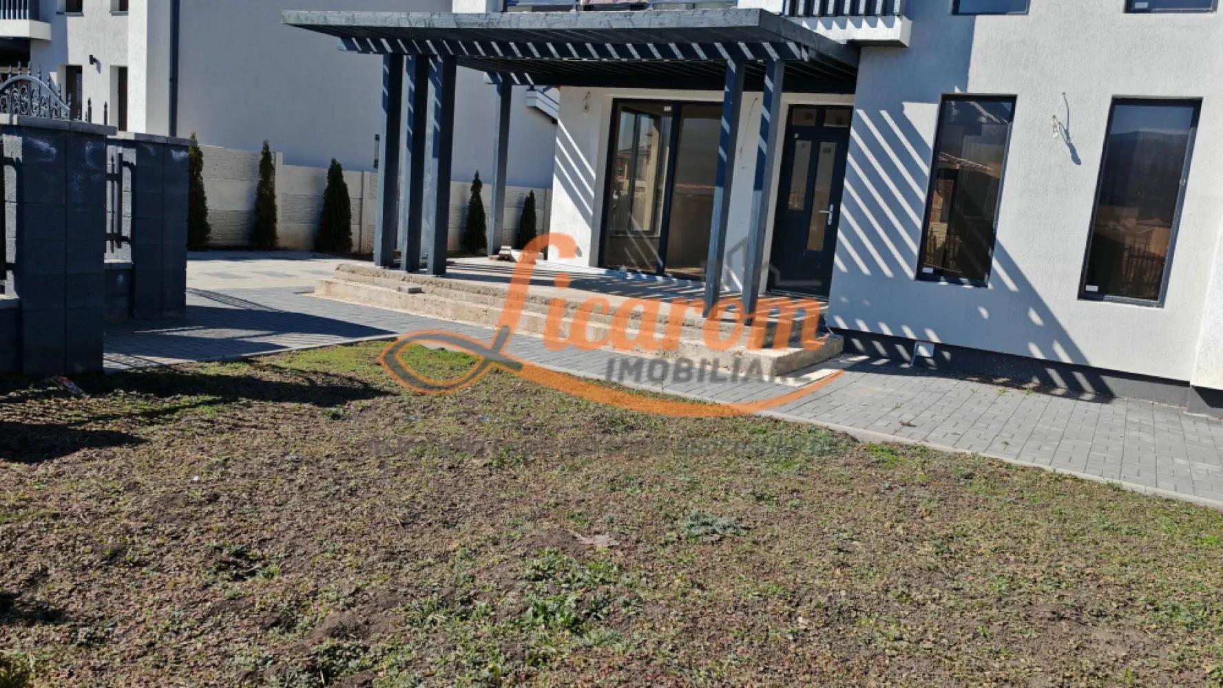 Vila individuala Cristian P+E, 4 camere,"La cheie" teren 511 mp. - Licarom Imobiliare propune spre vanzare o vila individiuala situata in Cristian zona noua de vile,construita in anul 2025-2026.
Constructia este realizata din materiale foarte bune din caramida Porotherm si tamplarie "Salamander" si geam termopan cu 3 foi de sticla .
Imobilul este dispus pe Parter,Etaj si pod, avand urmatoarea compozitie:
La parter se gaseste hol, living mare cu iesire in curtea din spate,baie de serviciu,si bucatarie care se poate inchide separat de living.
La etaj se gaseste un dormitor matrimonial cu baie,proprie,si alte 2 dormitoare care sunt deservite de o baie pe hol.Fiecare dormitor are balcon propriu.
Casa este dotata cu Centrala termica proprie pe gaz,incalzirea fiind realizata prin pardoseala atat la parter,cat si la etaj.
Cladirea este foarte luminoasa,avand multe geamuri mari care permit patrunderea luminii si a soarelui pe toate partile casei.
In curte mai exista o incapere cu destinatia de camera tehnicalipita de casa.
Amenajarile interioare sunt in curs de realizare.
Casa se preda "La cheie" cu finisaje de nivel TOP iar curtea va fi amenajata cu alei si cu gazon.
Pretul proprietatii este de 265000 euro.
Pentru mai multe informatii si vizionari,nu ezitati sa ne contactati la telefon :0741059397 Consultant imobiliar Calin,si 0723985424 Consultant imobiliar Liliana