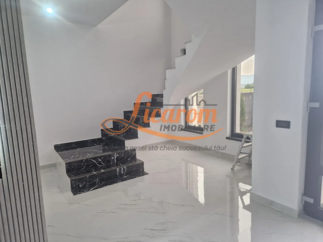Vila individuala Cristian P+E, 4 camere,"La cheie" teren 511 mp. - Licarom Imobiliare propune spre vanzare o vila individiuala situata in Cristian zona noua de vile,construita in anul 2025-2026.
Constructia este realizata din materiale foarte bune din caramida Porotherm si tamplarie "Salamander" si geam termopan cu 3 foi de sticla .
Imobilul este dispus pe Parter,Etaj si pod, avand urmatoarea compozitie:
La parter se gaseste hol, living mare cu iesire in curtea din spate,baie de serviciu,si bucatarie care se poate inchide separat de living.
La etaj se gaseste un dormitor matrimonial cu baie,proprie,si alte 2 dormitoare care sunt deservite de o baie pe hol.Fiecare dormitor are balcon propriu.
Casa este dotata cu Centrala termica proprie pe gaz,incalzirea fiind realizata prin pardoseala atat la parter,cat si la etaj.
Cladirea este foarte luminoasa,avand multe geamuri mari care permit patrunderea luminii si a soarelui pe toate partile casei.
In curte mai exista o incapere cu destinatia de camera tehnicalipita de casa.
Amenajarile interioare sunt in curs de realizare.
Casa se preda "La cheie" cu finisaje de nivel TOP iar curtea va fi amenajata cu alei si cu gazon.
Pretul proprietatii este de 265000 euro.
Pentru mai multe informatii si vizionari,nu ezitati sa ne contactati la telefon :0741059397 Consultant imobiliar Calin,si 0723985424 Consultant imobiliar Liliana