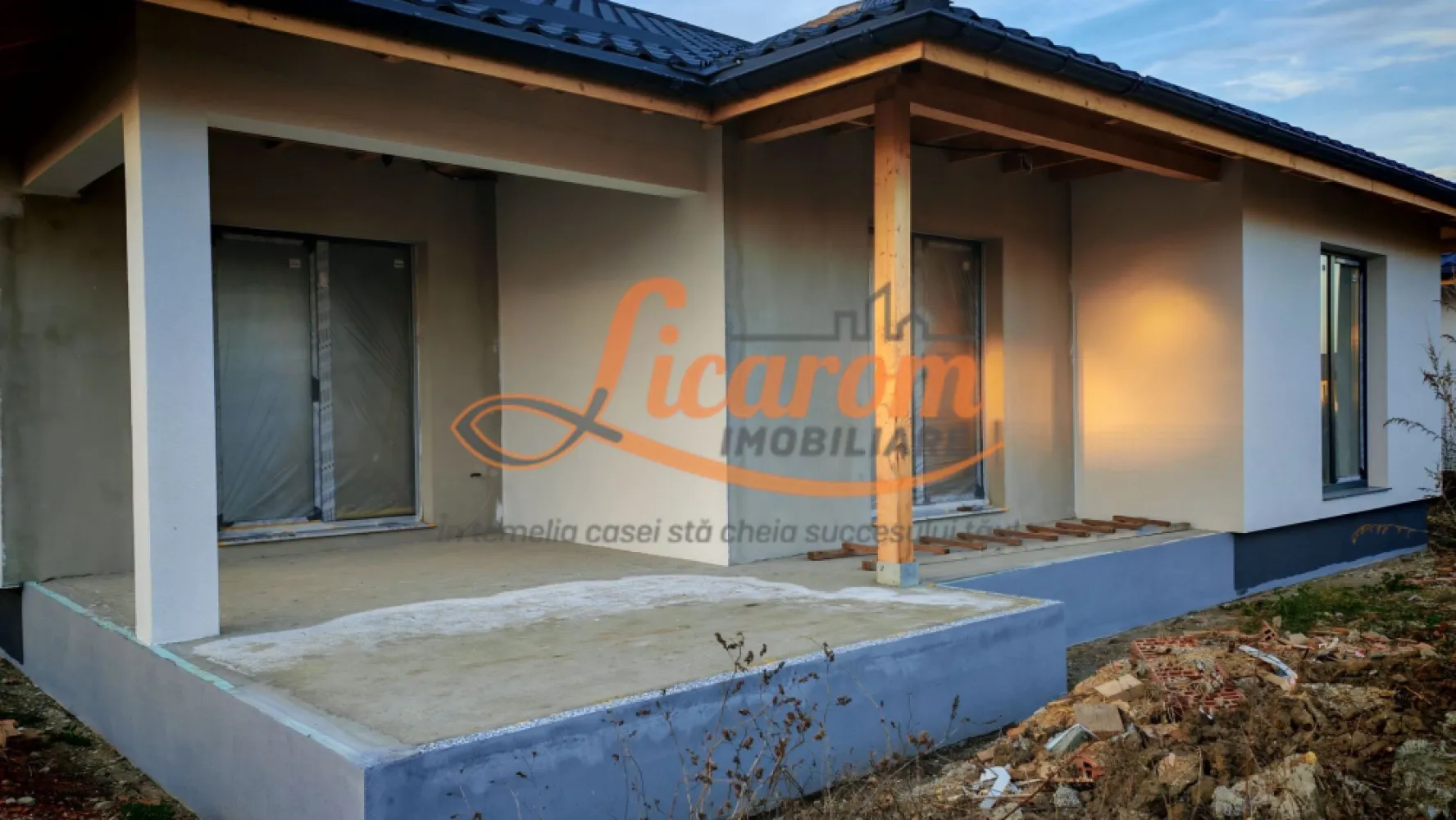 Casa la cheie in CRISTIAN pe Parter, zona de vile,250.000 euro - Licarom Imobiliare va propune spre vanzare o casa "La cheie" constructie 2025 -2026 ,in localitatea Cristian . 
Casa este desfasurata doar pe PARTER si este compusa din hol la intrare,baie de serviciu , trei dormitoare si living deschis cu bucataria si o terasa.
Imobilul se preda la cheie putandu-se personaliza dupa placul personal la faza de detalii / finisaje de interior. 
Instalatia de incalzire este realizata prin pardosela.
Casa se preda racordata la toate utilitatile:gaz,curent,apa si canalizare.

Pretul este de 250000 euro (TVA inclus).
Pentru programare vizionari sau detalii,nu ezitati sa ne contactati la telefon 0741059397 .Consultant Imobiliar Calin si 0723985424 Consultant Imobiliar Liliana