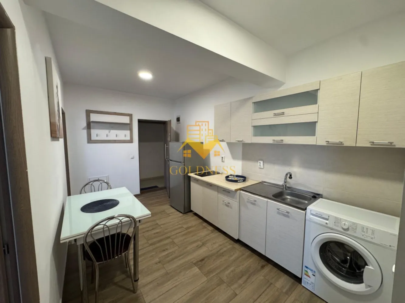 2 camere decomandate, modern, parcare, Cartierul Buna Ziua, Zona Audi - GOLDNESS Imobiliare vă propune spre închiriere un apartament cu 2 camere decomandate complet mobilat și utilat, la Parter într-un imobil de 4 etaje, în cartierul Buna Ziua. Apartamentul este compartimentat astfel:
 - dormitor cu pat matrimonial, dulap pentru haine, noptiere
 - dormitor cu canapea extensibila, spatiu pentru depozitare, noptiere
 - bucataria complet utilată, loc de servit masa 
 - baie cu vana, calorifer port prosop inox și dulap pentru depozitare.

Imobilul este dotat cu toate cele necesare- centrală pe bloc , frigider, aragaz, frigider etc. 
Se află în apropierea stațiilor de transport în comun, magazine, restaurante, spații verzi, farmacii, etc. 
Dispune de loc de parcare!

Dacă sunteți interesați de acest apartament și doriți să îl vizionați, dar și pentru alte oferte sau detalii nu ezitați să ne contactați telefonic sau prin e-mail - goldnessimobiliare@gmail.com. Vă stăm la dispoziție!
Pentru intermediere se percepe un comision de 50% din prețul chiriei!