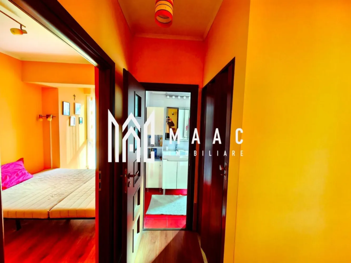 Apartament 3 camere I 65 mp I Balcon I Doamna Stanca - MAAC Imobiliare oferă spre vânzare un apartament spațios și luminos, situat în zona Doamna Stanca, într-un imobil nou, dotat cu lift.

Detalii proprietate: 3 camere + birou/dormitor suplimentar, 2 bai-prevăzute cu geam pentru aerisire naturală, balcon.
Incalzire: centrală proprie si calorifere

Apartamentul se vinde complet mobilat și utilat.
Bucătărie complet echipată, finisaje moderne
Uși interioare și parchet în tonuri neutre

Loc de parcare inclus în preț

Proprietatea se remarcă prin compartimentarea eficientă, confort termic și accesibilitatea excelentă către toate zonele de interes din oraș. Este ideală atât pentru locuință proprie, cât și pentru investiție – zona este în continuă dezvoltare și foarte căutată.
 
Pentru mai multe detalii, vă rugăm sa ne contactați, specificand ID: CP2793364