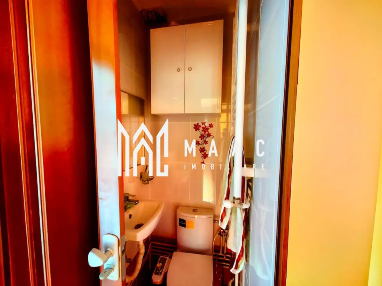 Apartament 3 camere I 65 mp I Balcon I Doamna Stanca - MAAC Imobiliare oferă spre vânzare un apartament spațios și luminos, situat în zona Doamna Stanca, într-un imobil nou, dotat cu lift.

Detalii proprietate: 3 camere + birou/dormitor suplimentar, 2 bai-prevăzute cu geam pentru aerisire naturală, balcon.
Incalzire: centrală proprie si calorifere

Apartamentul se vinde complet mobilat și utilat.
Bucătărie complet echipată, finisaje moderne
Uși interioare și parchet în tonuri neutre

Loc de parcare inclus în preț

Proprietatea se remarcă prin compartimentarea eficientă, confort termic și accesibilitatea excelentă către toate zonele de interes din oraș. Este ideală atât pentru locuință proprie, cât și pentru investiție – zona este în continuă dezvoltare și foarte căutată.
 
Pentru mai multe detalii, vă rugăm sa ne contactați, specificand ID: CP2793364