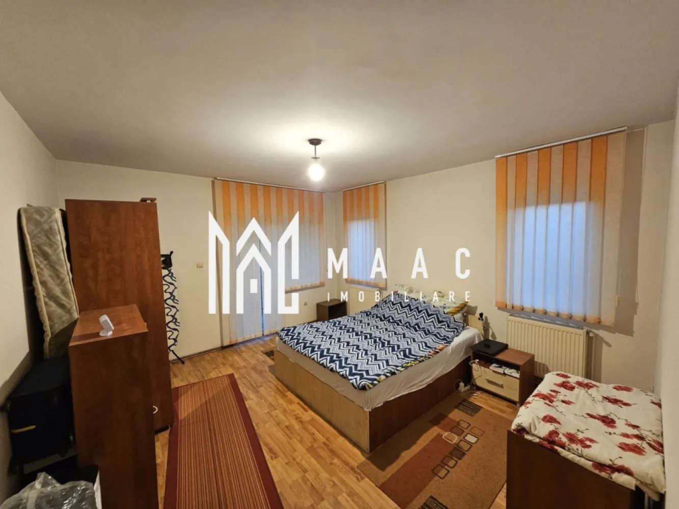 Apartament 3 Camere | Decomandat | Zona Turnisor - MAAC Imobiliare vă propune spre vânzare un apartament spațios, situat la parter înalt, cu balcon generos, amplasat într-o zonă rezidențială plăcută, între case, ferită de agitația orașului, ideal pentru cei care caută confort și liniște.

Proprietatea beneficiază de o suprafață generoasă și o compartimentare practică, oferind o ambianță răcoroasă și liniștită, potrivită pentru o familie sau un cuplu care își dorește un trai relaxat, într-un imobil cu regim redus de înălțime.

Caracteristici principale:
-parter înalt
-balcon mare, potrivit pentru relaxare sau spațiu suplimentar de depozitare
-bloc mic, cu doar 8 apartamente
-parcare privată inclusă
-centrală termică nouă, eficientă energetic
-stare bună, gata de locuit

Imobilul face parte dintr-o comunitate restrânsă și liniștită, iar poziționarea între case oferă un plus de intimitate și confort, menținând totodată accesul facil către facilitățile urbane.

Pentru mai multe informații sau pentru programarea unei vizionări vă rugăm să menționați la telefon numărul CP2790475.