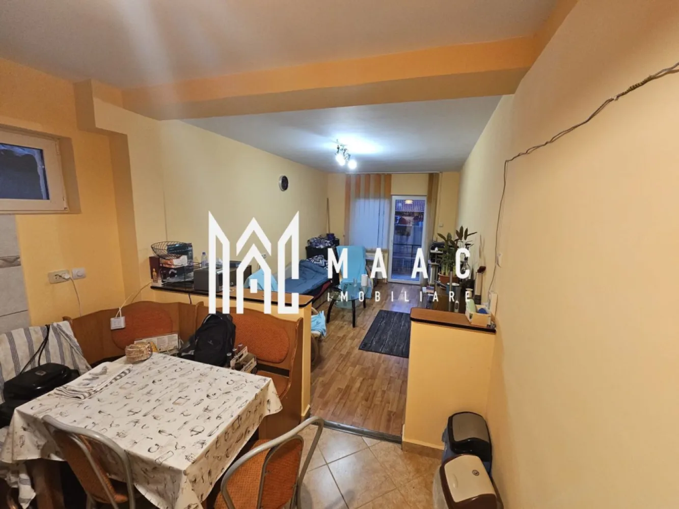 Apartament 3 Camere | Decomandat | Zona Turnisor - MAAC Imobiliare vă propune spre vânzare un apartament spațios, situat la parter înalt, cu balcon generos, amplasat într-o zonă rezidențială plăcută, între case, ferită de agitația orașului, ideal pentru cei care caută confort și liniște.

Proprietatea beneficiază de o suprafață generoasă și o compartimentare practică, oferind o ambianță răcoroasă și liniștită, potrivită pentru o familie sau un cuplu care își dorește un trai relaxat, într-un imobil cu regim redus de înălțime.

Caracteristici principale:
-parter înalt
-balcon mare, potrivit pentru relaxare sau spațiu suplimentar de depozitare
-bloc mic, cu doar 8 apartamente
-parcare privată inclusă
-centrală termică nouă, eficientă energetic
-stare bună, gata de locuit

Imobilul face parte dintr-o comunitate restrânsă și liniștită, iar poziționarea între case oferă un plus de intimitate și confort, menținând totodată accesul facil către facilitățile urbane.

Pentru mai multe informații sau pentru programarea unei vizionări vă rugăm să menționați la telefon numărul CP2790475.
