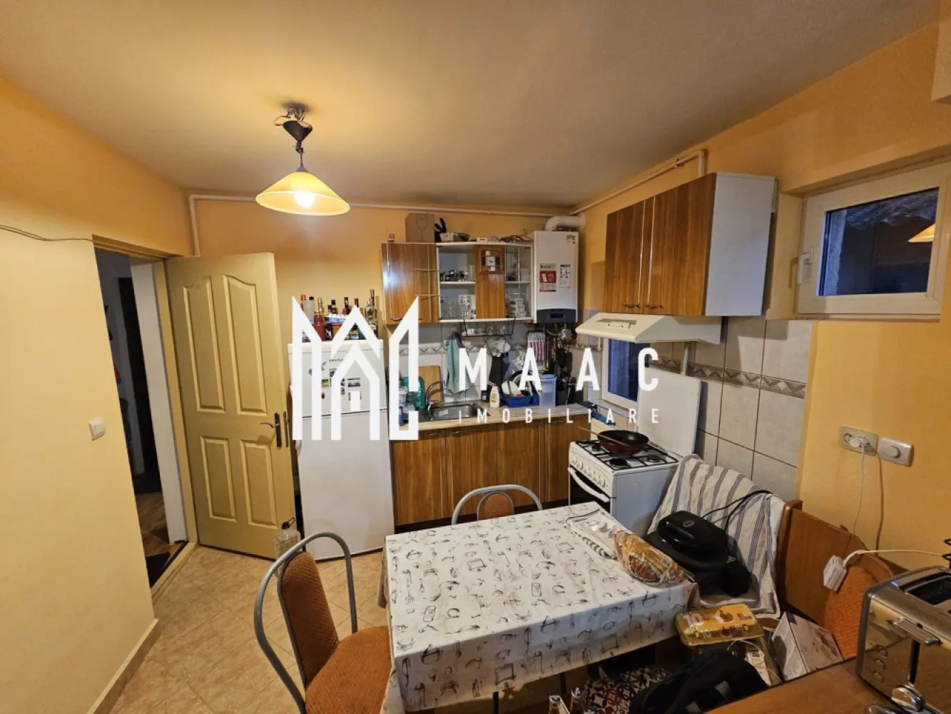 Apartament 3 Camere | Decomandat | Zona Turnisor - MAAC Imobiliare vă propune spre vânzare un apartament spațios, situat la parter înalt, cu balcon generos, amplasat într-o zonă rezidențială plăcută, între case, ferită de agitația orașului, ideal pentru cei care caută confort și liniște.

Proprietatea beneficiază de o suprafață generoasă și o compartimentare practică, oferind o ambianță răcoroasă și liniștită, potrivită pentru o familie sau un cuplu care își dorește un trai relaxat, într-un imobil cu regim redus de înălțime.

Caracteristici principale:
-parter înalt
-balcon mare, potrivit pentru relaxare sau spațiu suplimentar de depozitare
-bloc mic, cu doar 8 apartamente
-parcare privată inclusă
-centrală termică nouă, eficientă energetic
-stare bună, gata de locuit

Imobilul face parte dintr-o comunitate restrânsă și liniștită, iar poziționarea între case oferă un plus de intimitate și confort, menținând totodată accesul facil către facilitățile urbane.

Pentru mai multe informații sau pentru programarea unei vizionări vă rugăm să menționați la telefon numărul CP2790475.