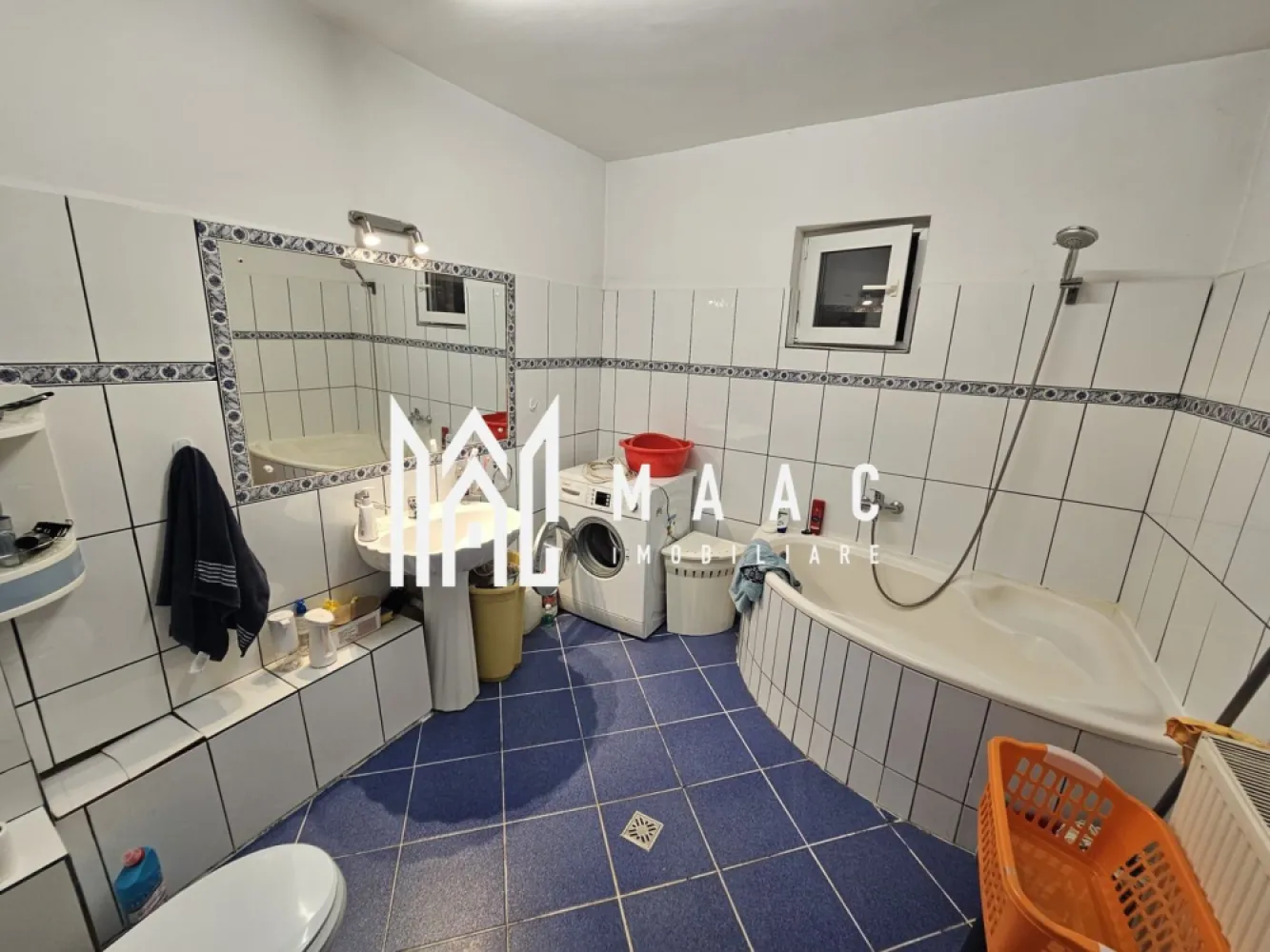 Apartament 3 Camere | Decomandat | Zona Turnisor - MAAC Imobiliare vă propune spre vânzare un apartament spațios, situat la parter înalt, cu balcon generos, amplasat într-o zonă rezidențială plăcută, între case, ferită de agitația orașului, ideal pentru cei care caută confort și liniște.

Proprietatea beneficiază de o suprafață generoasă și o compartimentare practică, oferind o ambianță răcoroasă și liniștită, potrivită pentru o familie sau un cuplu care își dorește un trai relaxat, într-un imobil cu regim redus de înălțime.

Caracteristici principale:
-parter înalt
-balcon mare, potrivit pentru relaxare sau spațiu suplimentar de depozitare
-bloc mic, cu doar 8 apartamente
-parcare privată inclusă
-centrală termică nouă, eficientă energetic
-stare bună, gata de locuit

Imobilul face parte dintr-o comunitate restrânsă și liniștită, iar poziționarea între case oferă un plus de intimitate și confort, menținând totodată accesul facil către facilitățile urbane.

Pentru mai multe informații sau pentru programarea unei vizionări vă rugăm să menționați la telefon numărul CP2790475.
