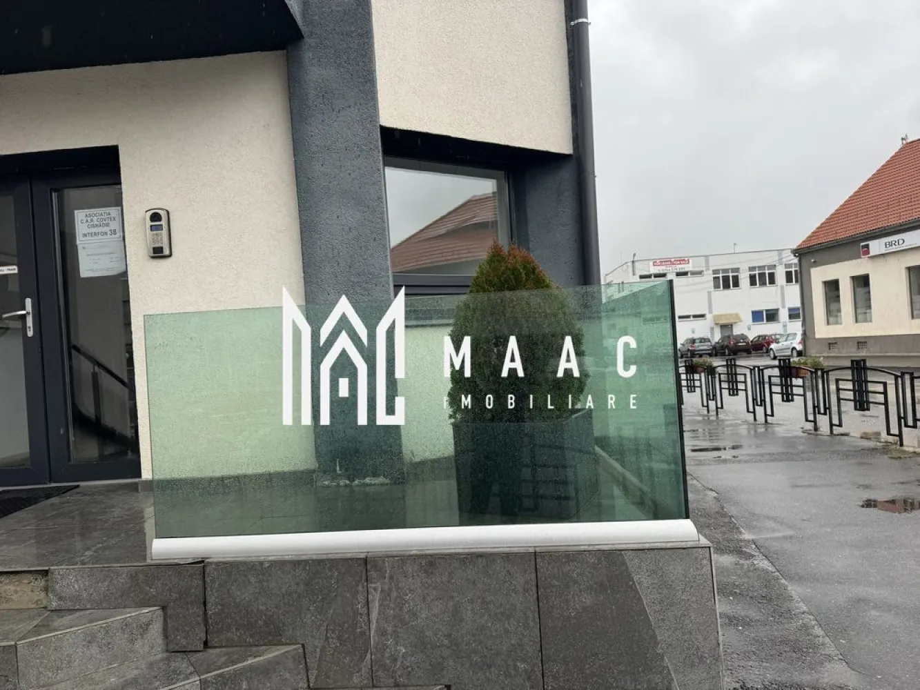Spațiu comercial | 6,5MP | Cisnadie - MAAC Imobiliare vă propune spre închiriere un spațiu comercial situat în Cisnădie, amplasat într-o zonă cu vad pietonal bun și vizibilitate excelentă.

 Detalii proprietate:
 Suprafață: 6,5 mp
 Acces direct din stradă
 Spațiu luminos 

Spațiul este potrivit pentru activități comerciale de mici dimensiuni, precum: birou de copiat acte, punct de Xerox, exchange office, sau alte activități similare care necesită o locație centrală și vizibilitate.

 Poziția avantajoasă și costurile reduse de întreținere fac din acest spațiu o oportunitate excelentă pentru start-up-uri sau afaceri locale.

 Pentru mai multe detalii sau pentru a programa o vizionare, vă rugăm să contactați echipa MAAC Imobiliare specificand ID ANUNT :CP 2788021
