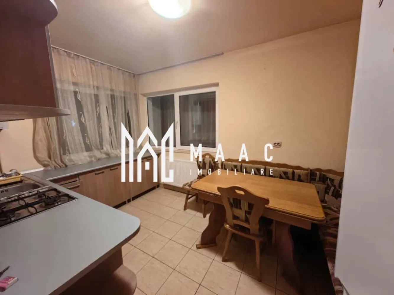 Apartament 3 camere I 76 mp I 2 balcoane I 2 bai I Parcare - Maac Imobiliare ofera spre vanzare un apartament cu 3 camere, 2 dormitoare ,2 balcoane ,2 bai , Selimbar
Imobilul este amplasat la parter cu o suprafață utilă de 76 mp.

Caracteristici: blocul este izolat termic cu o eficienta energetica sporita pe timp de iarna. 
Acoperis din tigla.

Compartimentare: 2 dormitoare, living, bucătărie, 2 balcoane, 2 bai cu geam de aerisire.
Spatiu sumplimentar pentru depozitare debara/camara.

Cele 2 balcoane ofera un plus de confort.
Incalzire se face prin calorifere cu centrala proprie.
Loc de parcare inclus.
Zona cu acces facil spre magazine, transport, etc.

Anul finalizarii constructiei 2010.
Apartamentul este mobilat si utilat, pregatit pentru mutare sau investitie.

Pentru mai multe detalii vă rugăm sa ne contactați, specificand ID: CP2787419