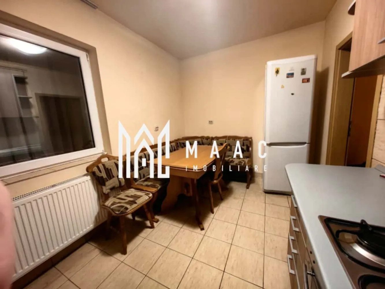 Apartament 3 camere I 76 mp I 2 balcoane I 2 bai I Parcare - Maac Imobiliare ofera spre vanzare un apartament cu 3 camere, 2 dormitoare ,2 balcoane ,2 bai , Selimbar
Imobilul este amplasat la parter cu o suprafață utilă de 76 mp.

Caracteristici: blocul este izolat termic cu o eficienta energetica sporita pe timp de iarna. 
Acoperis din tigla.

Compartimentare: 2 dormitoare, living, bucătărie, 2 balcoane, 2 bai cu geam de aerisire.
Spatiu sumplimentar pentru depozitare debara/camara.

Cele 2 balcoane ofera un plus de confort.
Incalzire se face prin calorifere cu centrala proprie.
Loc de parcare inclus.
Zona cu acces facil spre magazine, transport, etc.

Anul finalizarii constructiei 2010.
Apartamentul este mobilat si utilat, pregatit pentru mutare sau investitie.

Pentru mai multe detalii vă rugăm sa ne contactați, specificand ID: CP2787419