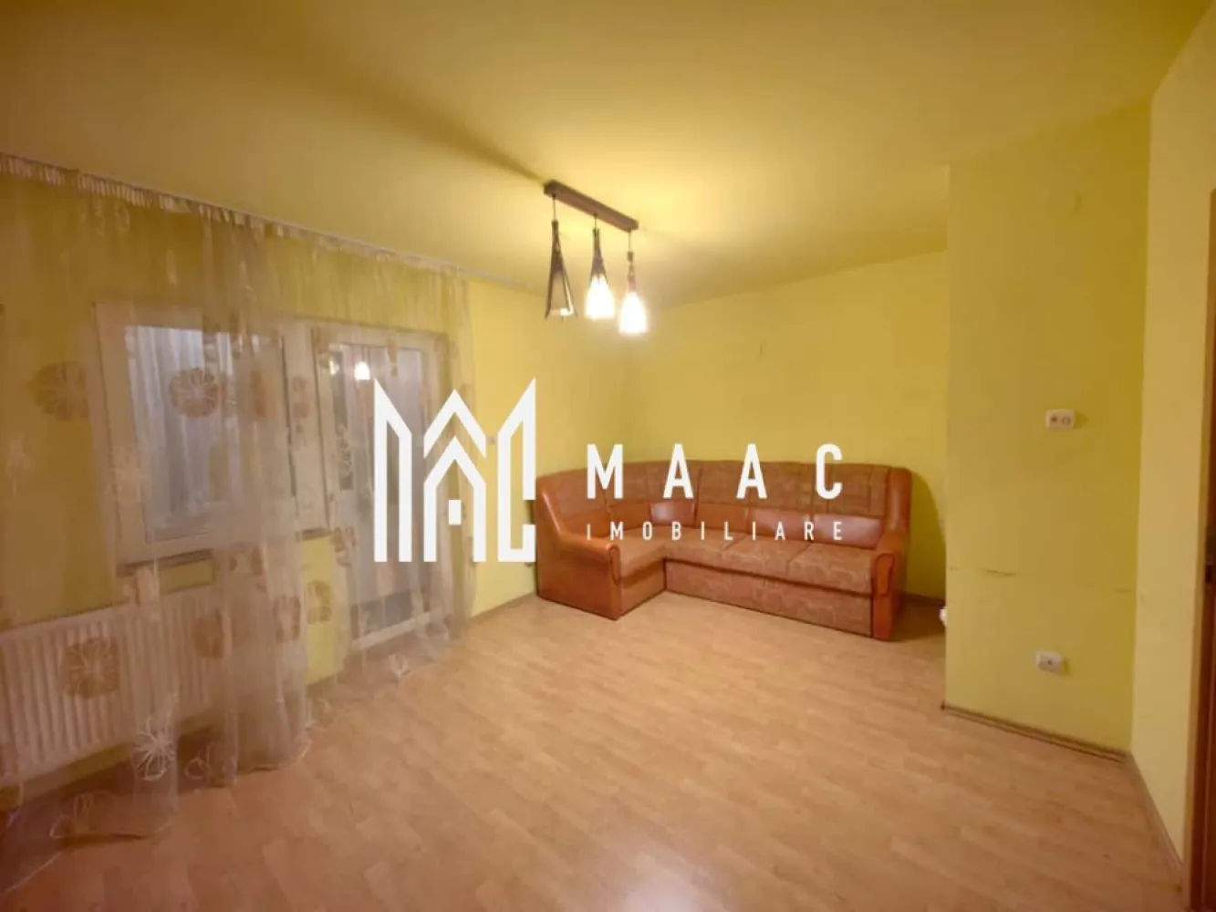 Apartament 3 camere I 76 mp I 2 balcoane I 2 bai I Parcare - Maac Imobiliare ofera spre vanzare un apartament cu 3 camere, 2 dormitoare ,2 balcoane ,2 bai , Selimbar
Imobilul este amplasat la parter cu o suprafață utilă de 76 mp.

Caracteristici: blocul este izolat termic cu o eficienta energetica sporita pe timp de iarna. 
Acoperis din tigla.

Compartimentare: 2 dormitoare, living, bucătărie, 2 balcoane, 2 bai cu geam de aerisire.
Spatiu sumplimentar pentru depozitare debara/camara.

Cele 2 balcoane ofera un plus de confort.
Incalzire se face prin calorifere cu centrala proprie.
Loc de parcare inclus.
Zona cu acces facil spre magazine, transport, etc.

Anul finalizarii constructiei 2010.
Apartamentul este mobilat si utilat, pregatit pentru mutare sau investitie.

Pentru mai multe detalii vă rugăm sa ne contactați, specificand ID: CP2787419