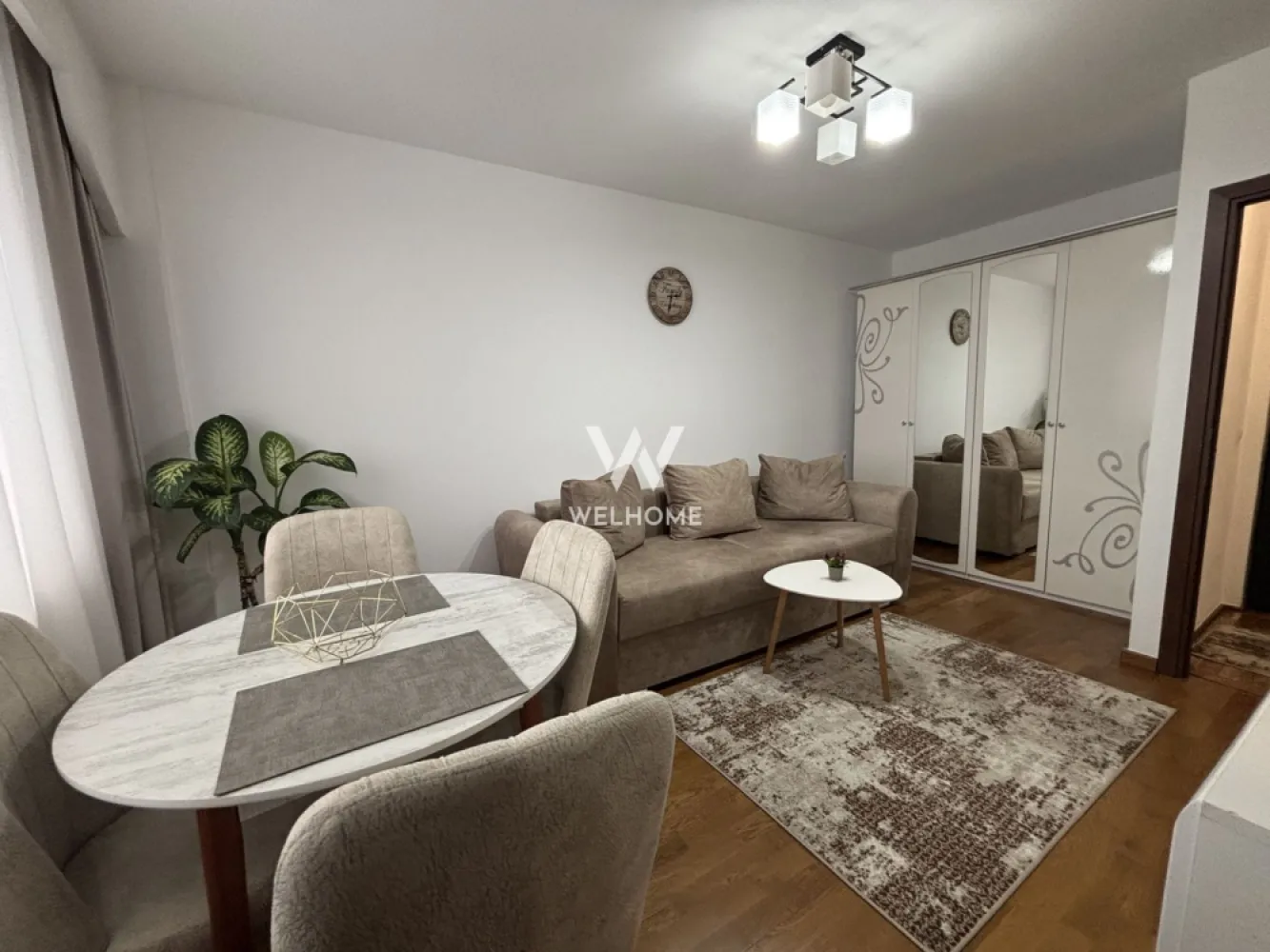 Apartament 1 cameră cu vedere directă spre Parcul Ștrand - COMISION 0% Locuință modernă, complet mobilată și utilată, gata de mutare, situată într-una dintre cele mai apreciate zone – Ștrand - Suprafata utila: 29 mp - ⁠Poziționat la parterul înalt al unui bloc cu 4E+M. - ⁠Apartamentul a fost renovat și se vinde complet mobilat-utilat cu electrocasnice NOI (mașină de spălat rufe, mașină de uscat), instalație electrică schimbată, mobilier de calitate, centrală nouă, TV, bucătărie dotată cu tot ce este necesar. - ⁠Compartimentat astfel: hol acces, cameră, bucătărie separată și baie. - ⁠Apartament poziționat într-o zonă deosebită, cu vedere spre Parcul Ștrand, oferind proximitate imediată față de supermarket-uri, clinică, unități de învățământ și transport public în comun. - ⁠Imobilul beneficiază de pivniță proprie, perfectă pentru depozitare. - ⁠Zona beneficiază de multiple locuri de parcare disponibile în fața blocului. Telefon: 0747.639.802 Preț: 76.500 ușor negociabil }}