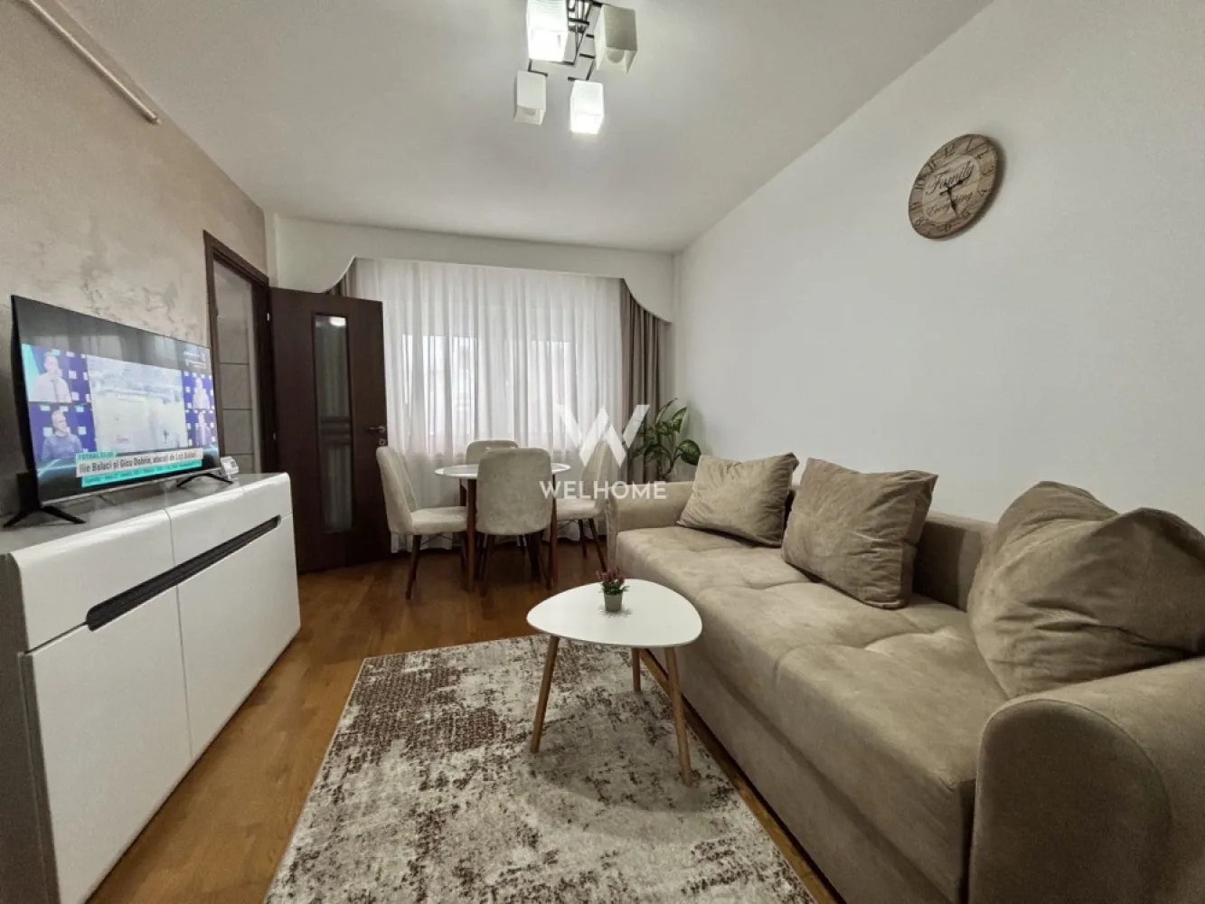 Apartament 1 cameră cu vedere directă spre Parcul Ștrand - COMISION 0% Locuință modernă, complet mobilată și utilată, gata de mutare, situată într-una dintre cele mai apreciate zone – Ștrand - Suprafata utila: 29 mp - ⁠Poziționat la parterul înalt al unui bloc cu 4E+M. - ⁠Apartamentul a fost renovat și se vinde complet mobilat-utilat cu electrocasnice NOI (mașină de spălat rufe, mașină de uscat), instalație electrică schimbată, mobilier de calitate, centrală nouă, TV, bucătărie dotată cu tot ce este necesar. - ⁠Compartimentat astfel: hol acces, cameră, bucătărie separată și baie. - ⁠Apartament poziționat într-o zonă deosebită, cu vedere spre Parcul Ștrand, oferind proximitate imediată față de supermarket-uri, clinică, unități de învățământ și transport public în comun. - ⁠Imobilul beneficiază de pivniță proprie, perfectă pentru depozitare. - ⁠Zona beneficiază de multiple locuri de parcare disponibile în fața blocului. Telefon: 0747.639.802 Preț: 76.500 ușor negociabil }}