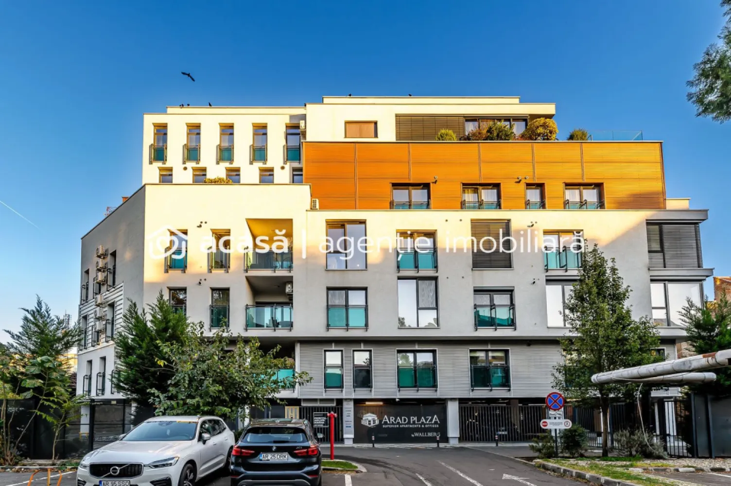 Spațiu de birouri Clasa A în Arad Plaza | 0% Comision - Descoperiți un spațiu de birouri care redefinește standardele de lux și confort, situat ultracentral, în clădirea emblematică Arad Plaza.
Ideal pentru companiile care doresc să își consolideze imaginea, acest sediu premium vă oferă un mediu de lucru caracterizat prin luminozitate naturală excelentă, compartimentare inteligentă și un design premiat.

Detalii esențiale ale proprietății:
Clasificare: Birouri Clasa A (An construcție: 2015)
Suprafețe: 211 mp utili (190 mp suprafață totală birouri) / 448 mp construiți
Nivel: Etajul 4 (într-o clădire cu 5 etaje)
Compartimentare: 4 camere spațioase, 2 băi
Atracția principală: 2 terase exterioare superbe, amenajate cu grădină (aprox. 80 mp)
Disponibilitate: Imediată, direct de la dezvoltator.

Imaginați-vă afacerea dumneavoastră într-un edificiu care inspiră statut și prestigiu, oferind echipei și clienților o experiență la cele mai înalte standarde.
Preț: 443.000 € + 21% TVA

Avantaj client: COMISION 0% la cumpărare. (Reprezentare exclusivă)

Alegeți să vă diferențiați printr-o locație excepțională. 
Contactați-mă pentru a programa o vizionare și a descoperi cum Arad Plaza poate deveni noul dumneavoastră sediu de business!

0721 356 746 - Florin Moș
Agenția imobiliară ACASĂ ARAD