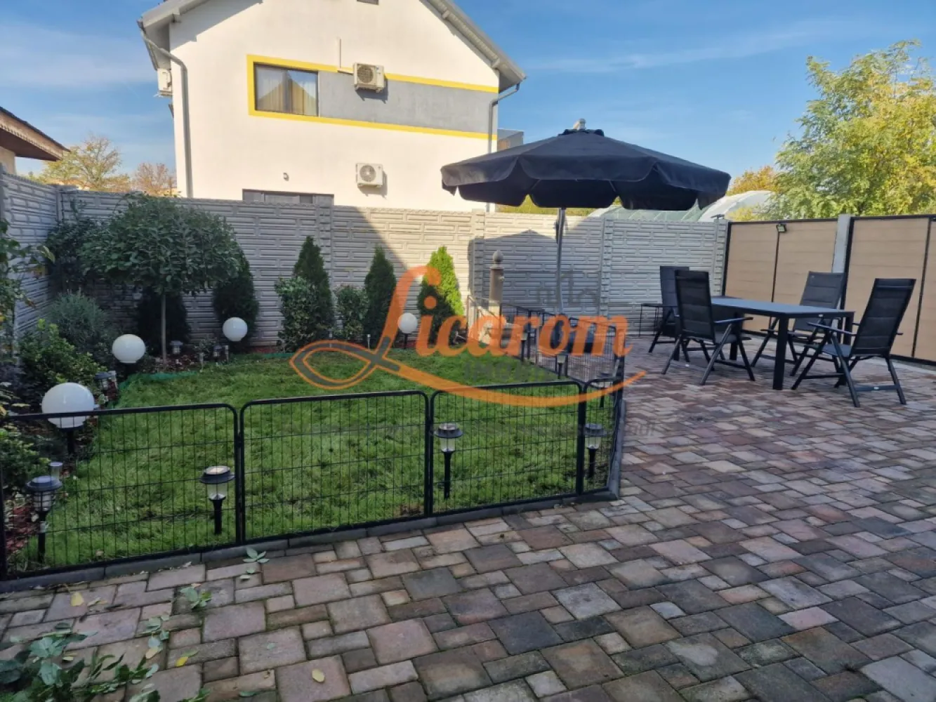 Duplex la cheie P+1+M in Loc.Alexandria,jud Teleorman,pret 190000Euro - Agentia Licarom Imobiliare propune spre vanzare un duplex desfasurat pe P+1+M , in localitatea Alexandria, judetul Teliorman. intr-un carter nou si linistit. Anul constructiei este 2022 iar din 2023 se locuieste . CAsa se da mobilata si utilata.
La Parter avem o livingcomun cu bucataria, o baie si casa scarii , la etajul 1 avem trei dormitoare si o baie iar la mansarda avem un dresing spalatoria cu uscatorie si o camera. Amprenta la sol este de 54 mp / nivel iar curtea libera este de 90 mp Casa se vinde mobilata si utilarta.Pentru mai multe detalii sau programari la vizionare sunati la 0741059397.
