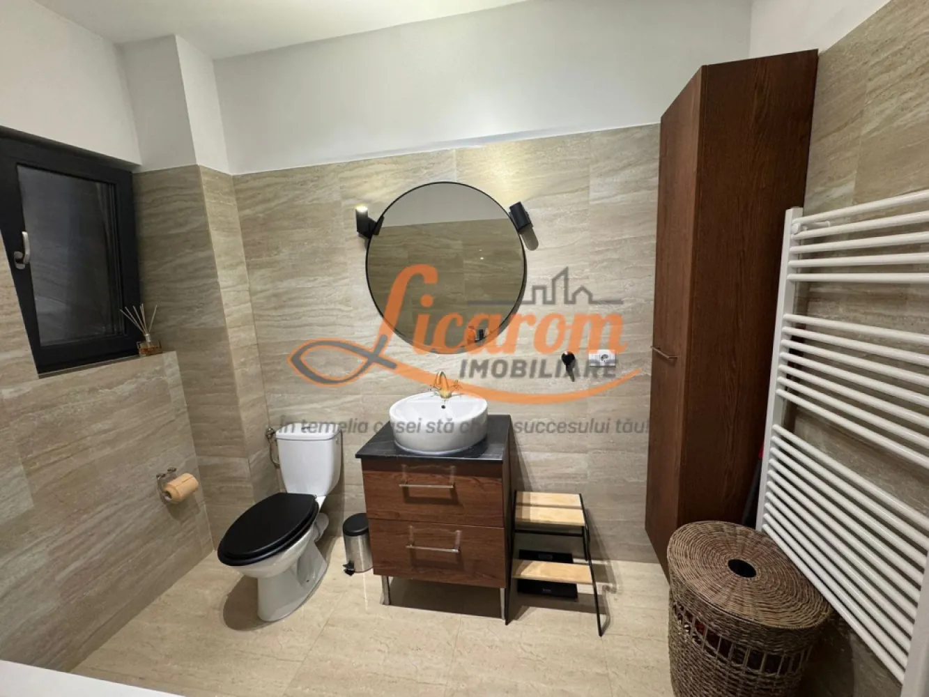 Duplex la cheie P+1+M in Loc.Alexandria,jud Teleorman,pret 190000Euro - Agentia Licarom Imobiliare propune spre vanzare un duplex desfasurat pe P+1+M , in localitatea Alexandria, judetul Teliorman. intr-un carter nou si linistit. Anul constructiei este 2022 iar din 2023 se locuieste . CAsa se da mobilata si utilata.
La Parter avem o livingcomun cu bucataria, o baie si casa scarii , la etajul 1 avem trei dormitoare si o baie iar la mansarda avem un dresing spalatoria cu uscatorie si o camera. Amprenta la sol este de 54 mp / nivel iar curtea libera este de 90 mp Casa se vinde mobilata si utilarta.Pentru mai multe detalii sau programari la vizionare sunati la 0741059397.