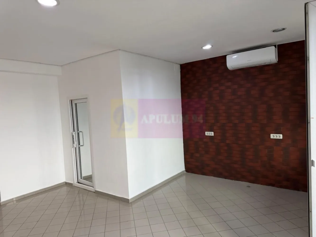 Clădire cu folosință mixtă (comercial și rezidențial)