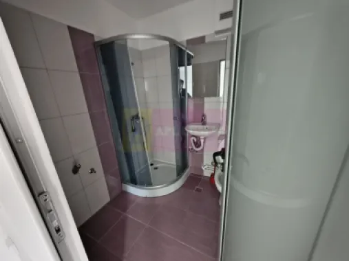 Clădire cu folosință mixtă (comercial și rezidențial)