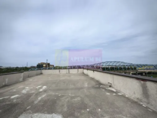 Clădire cu folosință mixtă (comercial și rezidențial)