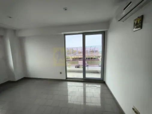 Clădire cu folosință mixtă (comercial și rezidențial)