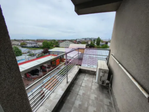 Clădire cu folosință mixtă (comercial și rezidențial)