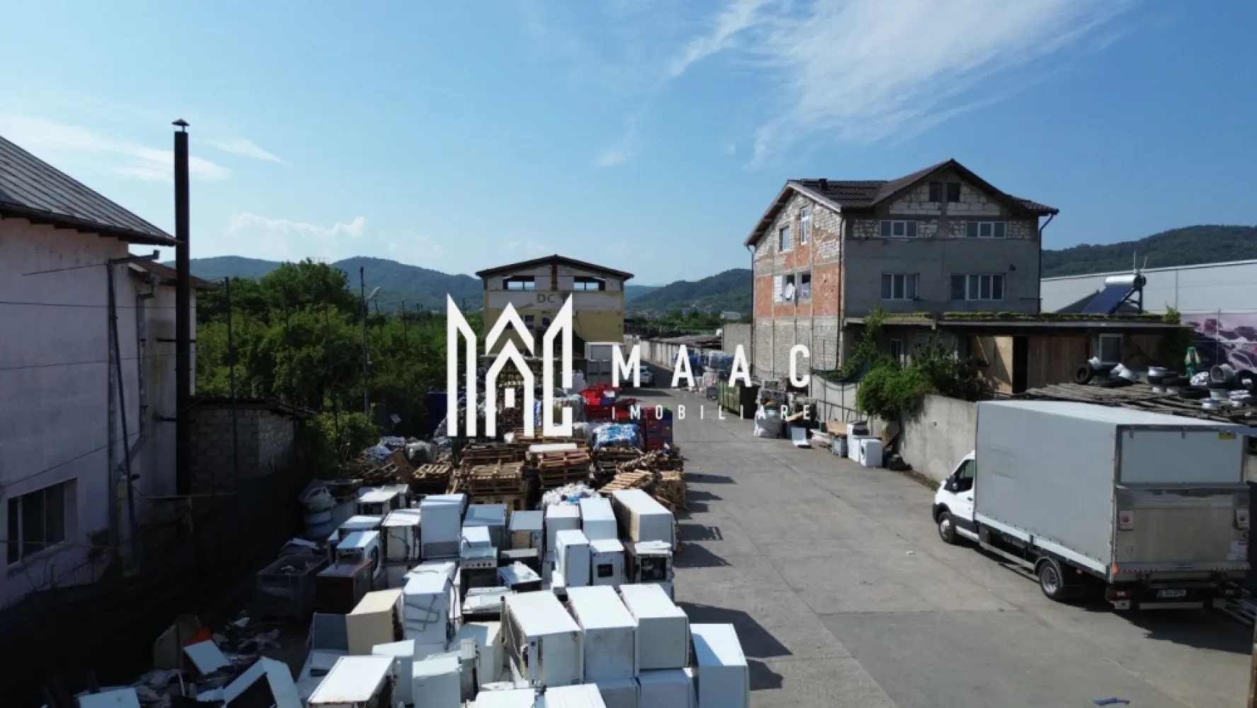 Hala 1330 MP| Raureni | Spatiu depozitare - 𝐃𝐞𝐩𝐨𝐳𝐢𝐭 𝐋𝐨𝐠𝐢𝐬𝐭𝐢𝐜 | 𝐇𝐚𝐥ă 𝐏𝐫𝐨𝐝𝐮𝐜ț𝐢𝐞 Râureni , Râmnicu Vâlcea Detalii generale: Amplasare premium – pe DN64 (drum cu 4 benzi), principalul acces spre oraș Hală industrială / depozitare: 1.000 mp utili/ 1330 mp Posibilitate extindere: încă 1.000 mp hală suplimentară Clădire birouri: P+2 Spații anexe: 300 mp (birouri, vestiare, dușuri) Facilități logistice: Platformă betonată acces / intrare: 1.000 mp Spațiu de depozitare exterioară: 1.500 mp 6 uși industriale + rampă pentru TIR-uri 2 linii electrice independente de mare putere Încălzire centralizată din rețeaua magistrală CET Govora Utilități complete: apă curentă, canalizare Posibilitate de extindere cu 3000 MP de teren la un pret avantajos Pentru mai multe detalii sau pentru programarea unei vizionări, vă invităm să contactați MAAC Imobiliare. ID: CP2872622 }}