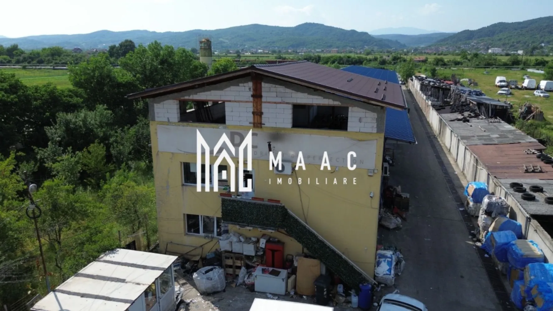 Hala 1330 MP| Raureni | Spatiu depozitare - 𝐃𝐞𝐩𝐨𝐳𝐢𝐭 𝐋𝐨𝐠𝐢𝐬𝐭𝐢𝐜 | 𝐇𝐚𝐥ă 𝐏𝐫𝐨𝐝𝐮𝐜ț𝐢𝐞 Râureni , Râmnicu Vâlcea Detalii generale: Amplasare premium – pe DN64 (drum cu 4 benzi), principalul acces spre oraș Hală industrială / depozitare: 1.000 mp utili/ 1330 mp Posibilitate extindere: încă 1.000 mp hală suplimentară Clădire birouri: P+2 Spații anexe: 300 mp (birouri, vestiare, dușuri) Facilități logistice: Platformă betonată acces / intrare: 1.000 mp Spațiu de depozitare exterioară: 1.500 mp 6 uși industriale + rampă pentru TIR-uri 2 linii electrice independente de mare putere Încălzire centralizată din rețeaua magistrală CET Govora Utilități complete: apă curentă, canalizare Posibilitate de extindere cu 3000 MP de teren la un pret avantajos Pentru mai multe detalii sau pentru programarea unei vizionări, vă invităm să contactați MAAC Imobiliare. ID: CP2872622 }}