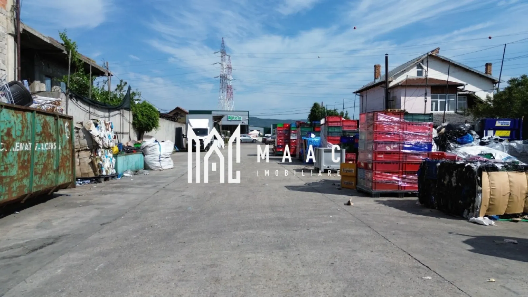 Hala 1330 MP| Raureni | Spatiu depozitare - 𝐃𝐞𝐩𝐨𝐳𝐢𝐭 𝐋𝐨𝐠𝐢𝐬𝐭𝐢𝐜 | 𝐇𝐚𝐥ă 𝐏𝐫𝐨𝐝𝐮𝐜ț𝐢𝐞 Râureni , Râmnicu Vâlcea Detalii generale: Amplasare premium – pe DN64 (drum cu 4 benzi), principalul acces spre oraș Hală industrială / depozitare: 1.000 mp utili/ 1330 mp Posibilitate extindere: încă 1.000 mp hală suplimentară Clădire birouri: P+2 Spații anexe: 300 mp (birouri, vestiare, dușuri) Facilități logistice: Platformă betonată acces / intrare: 1.000 mp Spațiu de depozitare exterioară: 1.500 mp 6 uși industriale + rampă pentru TIR-uri 2 linii electrice independente de mare putere Încălzire centralizată din rețeaua magistrală CET Govora Utilități complete: apă curentă, canalizare Posibilitate de extindere cu 3000 MP de teren la un pret avantajos Pentru mai multe detalii sau pentru programarea unei vizionări, vă invităm să contactați MAAC Imobiliare. ID: CP2872622 }}