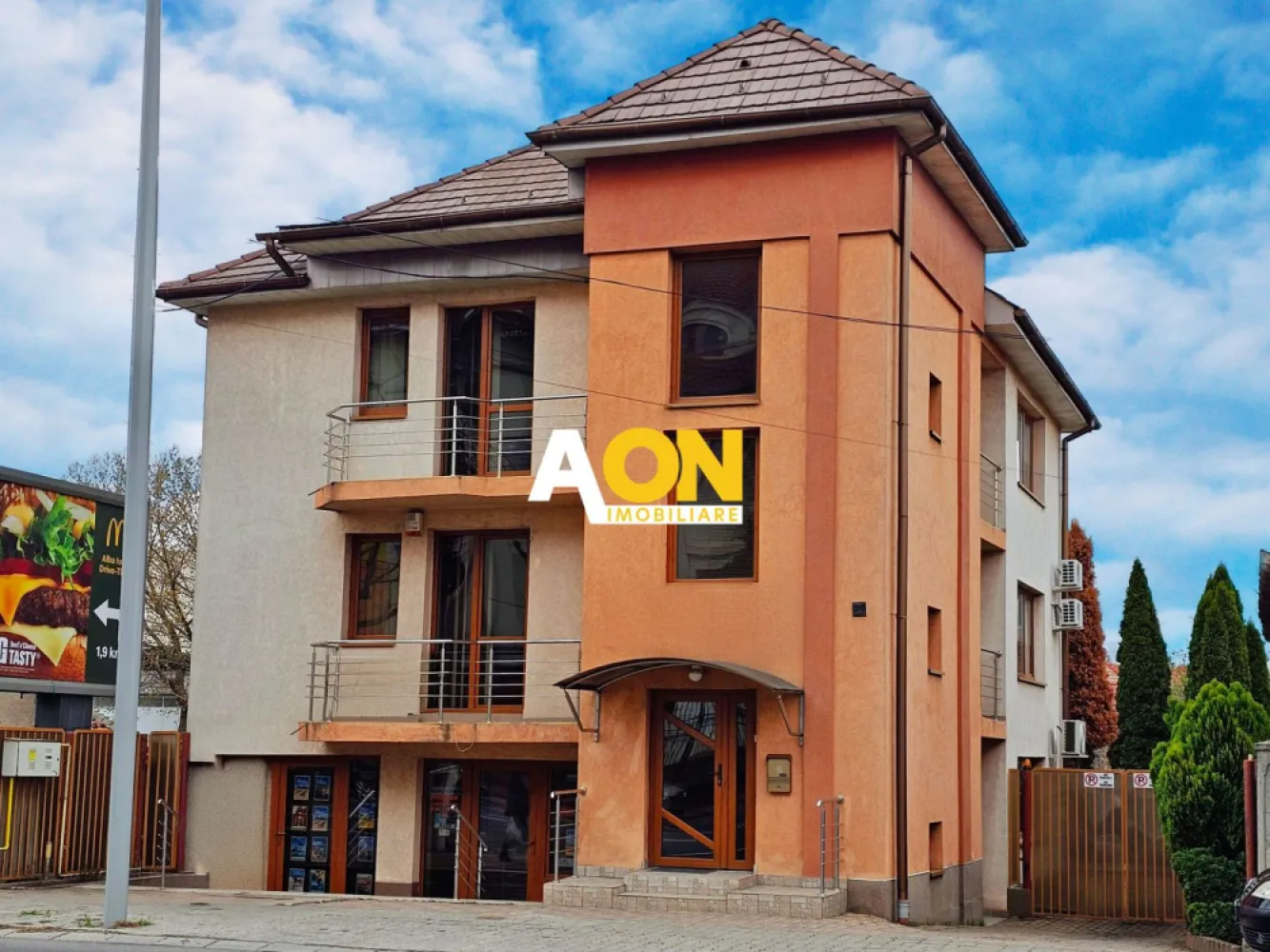 Cladire de birouri P+2, zona HCC - Cetatea Alba Carolina - AON Imobiliare vă prezintă o oportunitate unică de investiție: clădire de birouri de vânzare, situată în zona Cetății Alba Carolina, vis-a-vis de Colegiul HCC.
Localizare premium în municipiul Alba Iulia, la doar câțiva pași de Parcul Unirii, Catedrala Reîntregirii și Cetatea Alba Carolina. Poziția strategică oferă expunere excelentă, fiind ideală pentru orice activitate de birou.
Imobilul este dispus pe 3 niveluri, oferind un spațiu generos și compartimentare eficientă:
• 11 camere spațioase
• 5 băi
• 1 oficiu
• 1 balcon tip terasă cu o priveliște superbă
• 4 intrări separate, facilitând accesul din diferite zone
Suprafață și teren:
• Suprafață construită: 363 mp
• Suprafață utilă: 254 mp
• Amprentă la sol: 120 mp
• Teren total: 343 mp cu deschidere de 13 ml
• Parcare privată în curte
Construită în 2007, clădirea este foarte eficientă energetic (certificată clasa A), beneficiind de:
- Izolație termică exterioară
- Geamuri termopan
- Sistem de aer condiționat
- Centrală termică proprie
- Contorizare separată pentru fiecare etaj
- Cablaje pentru TV și internet în fiecare cameră + cameră server
Localizare premium în municipiul Alba Iulia, la doar câțiva pași de Parcul Unirii, Catedrala Reîntregirii și Cetatea Alba Carolina. Poziția strategică oferă expunere excelentă, fiind ideală pentru orice activitate de birou.
Se acceptă o ușoară negociere.
Pentru mai multe detalii și programarea unei vizionări, nu ezitati să ne contactați!
 ID intern: CP1532638