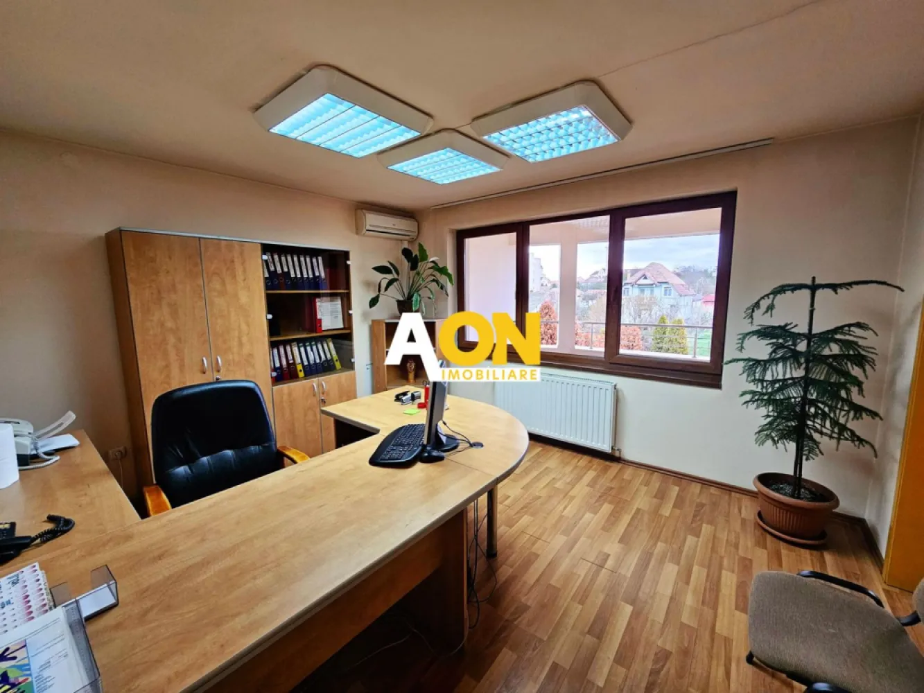 Cladire de birouri P+2, zona HCC - Cetatea Alba Carolina - AON Imobiliare vă prezintă o oportunitate unică de investiție: clădire de birouri de vânzare, situată în zona Cetății Alba Carolina, vis-a-vis de Colegiul HCC.
Localizare premium în municipiul Alba Iulia, la doar câțiva pași de Parcul Unirii, Catedrala Reîntregirii și Cetatea Alba Carolina. Poziția strategică oferă expunere excelentă, fiind ideală pentru orice activitate de birou.
Imobilul este dispus pe 3 niveluri, oferind un spațiu generos și compartimentare eficientă:
• 11 camere spațioase
• 5 băi
• 1 oficiu
• 1 balcon tip terasă cu o priveliște superbă
• 4 intrări separate, facilitând accesul din diferite zone
Suprafață și teren:
• Suprafață construită: 363 mp
• Suprafață utilă: 254 mp
• Amprentă la sol: 120 mp
• Teren total: 343 mp cu deschidere de 13 ml
• Parcare privată în curte
Construită în 2007, clădirea este foarte eficientă energetic (certificată clasa A), beneficiind de:
- Izolație termică exterioară
- Geamuri termopan
- Sistem de aer condiționat
- Centrală termică proprie
- Contorizare separată pentru fiecare etaj
- Cablaje pentru TV și internet în fiecare cameră + cameră server
Localizare premium în municipiul Alba Iulia, la doar câțiva pași de Parcul Unirii, Catedrala Reîntregirii și Cetatea Alba Carolina. Poziția strategică oferă expunere excelentă, fiind ideală pentru orice activitate de birou.
Se acceptă o ușoară negociere.
Pentru mai multe detalii și programarea unei vizionări, nu ezitati să ne contactați!
 ID intern: CP1532638