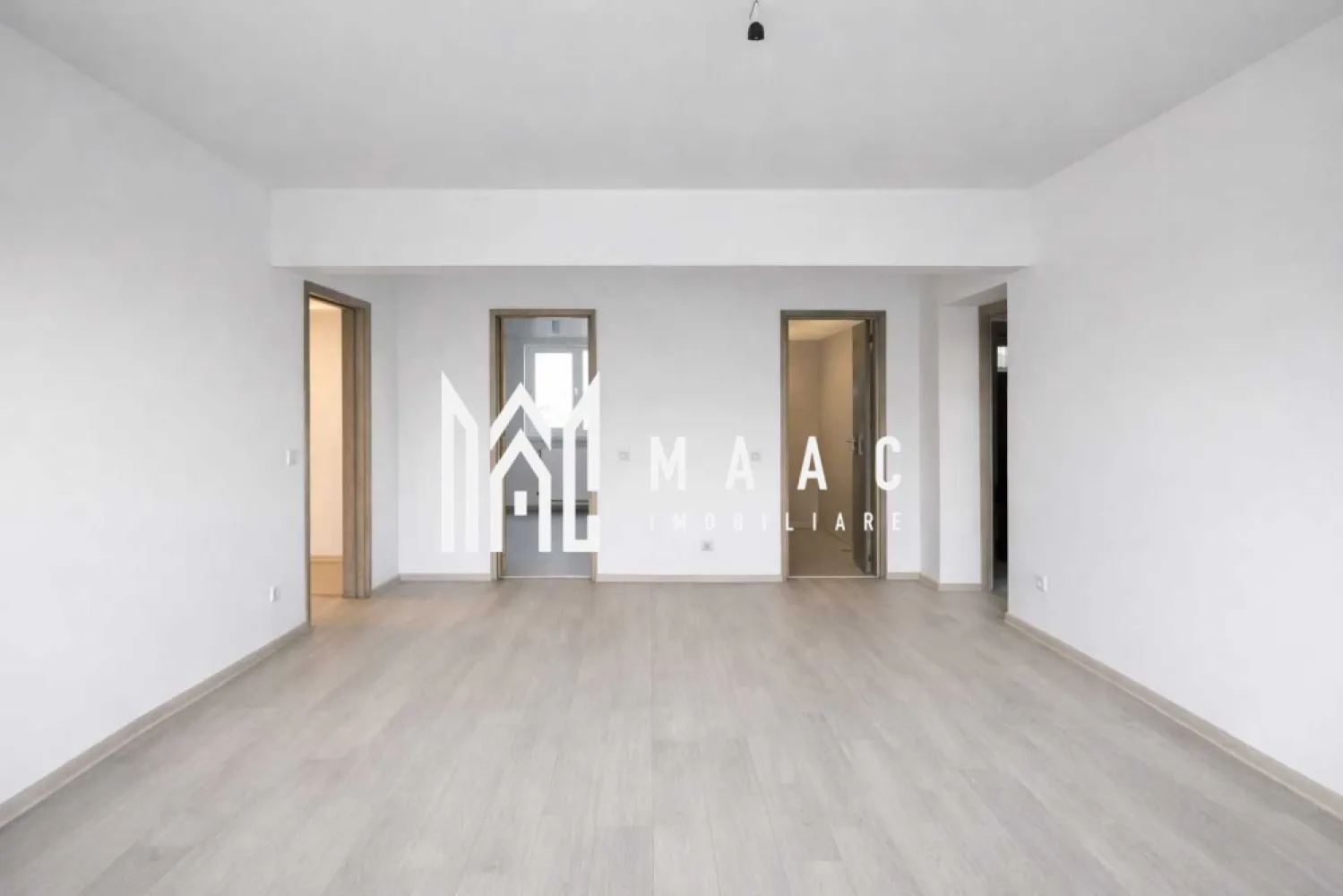 Apartament cu vedere la Parcul Zavoi - Apartament ultracentral, renovat, 3 camere , 94mp Maac imobiliare va oferă spre vânzare apartament spațios, 3 dormitoare, o bucatarie cu debara si doua bai, cu o suprafață totală de 93,6 mp, situat la etajul 3 din 4, pe Splaiul Independenței, într-o zonă excelentă, lângă Parcul Zăvoi. Apartamentul a fost renovat complet, beneficiind de instalații electrice și sanitare schimbate, finisaje noi, uși interioare noi și termopane noi, oferind confort și siguranță viitorilor proprietari. Un avantaj important îl reprezintă boxa de la subsol, aflată în proprietate, cu o suprafață de aproximativ 10 mp, ideală pentru depozitare. (pe langa mp ai apartamentului) Imobilul este bine poziționat, cu acces rapid către zone verzi, puncte de interes, mijloace de transport și facilități urbane. Pentru mai multe detalii sau pentru programarea unei vizionări, nu ezitați să ne contactați. CP2872551 }}