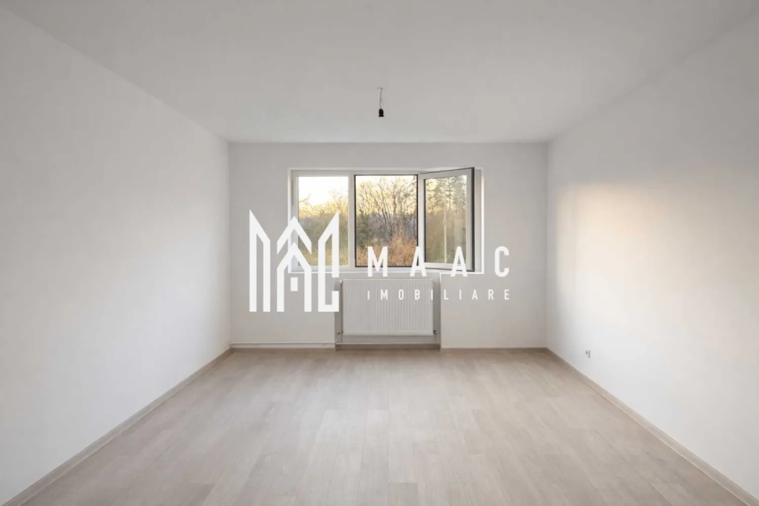 Apartament cu vedere la Parcul Zavoi - Apartament ultracentral, renovat, 3 camere , 94mp Maac imobiliare va oferă spre vânzare apartament spațios, 3 dormitoare, o bucatarie cu debara si doua bai, cu o suprafață totală de 93,6 mp, situat la etajul 3 din 4, pe Splaiul Independenței, într-o zonă excelentă, lângă Parcul Zăvoi. Apartamentul a fost renovat complet, beneficiind de instalații electrice și sanitare schimbate, finisaje noi, uși interioare noi și termopane noi, oferind confort și siguranță viitorilor proprietari. Un avantaj important îl reprezintă boxa de la subsol, aflată în proprietate, cu o suprafață de aproximativ 10 mp, ideală pentru depozitare. (pe langa mp ai apartamentului) Imobilul este bine poziționat, cu acces rapid către zone verzi, puncte de interes, mijloace de transport și facilități urbane. Pentru mai multe detalii sau pentru programarea unei vizionări, nu ezitați să ne contactați. CP2872551 }}