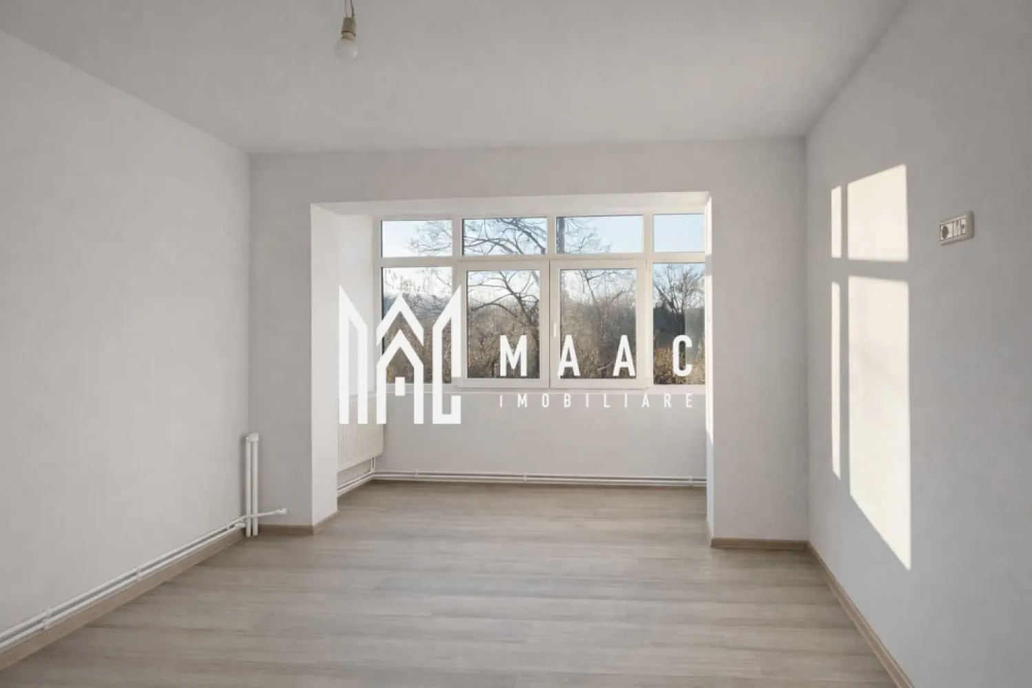 Apartament cu vedere la Parcul Zavoi - Apartament ultracentral, renovat, 3 camere , 94mp Maac imobiliare va oferă spre vânzare apartament spațios, 3 dormitoare, o bucatarie cu debara si doua bai, cu o suprafață totală de 93,6 mp, situat la etajul 3 din 4, pe Splaiul Independenței, într-o zonă excelentă, lângă Parcul Zăvoi. Apartamentul a fost renovat complet, beneficiind de instalații electrice și sanitare schimbate, finisaje noi, uși interioare noi și termopane noi, oferind confort și siguranță viitorilor proprietari. Un avantaj important îl reprezintă boxa de la subsol, aflată în proprietate, cu o suprafață de aproximativ 10 mp, ideală pentru depozitare. (pe langa mp ai apartamentului) Imobilul este bine poziționat, cu acces rapid către zone verzi, puncte de interes, mijloace de transport și facilități urbane. Pentru mai multe detalii sau pentru programarea unei vizionări, nu ezitați să ne contactați. CP2872551 }}