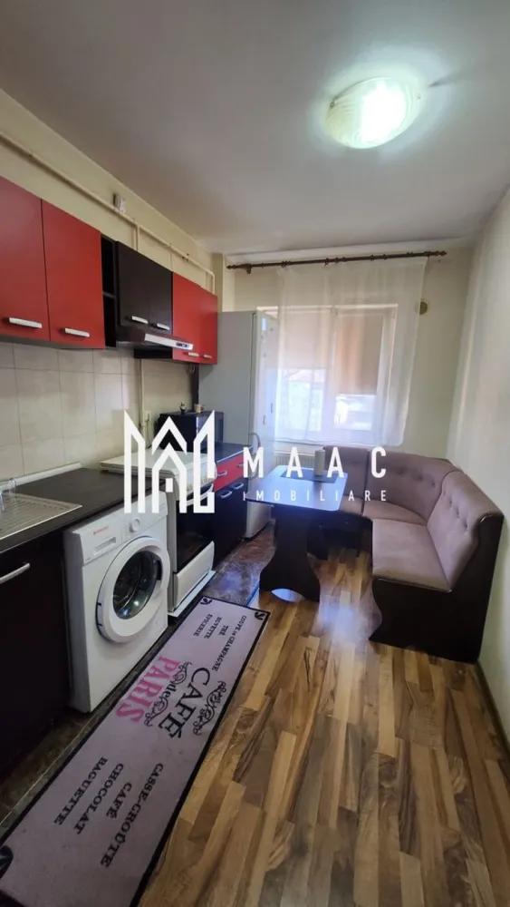 Apartament 2 camere | Nord Shopping City - Apartsment 2 camere semidecomandat / Bloc nou / Etaj 4/5 Maac imobiliare va propune spre inchiriere un apartament cu 2 camere situat la etajul 4/5 intr-un bloc nou, in imediata apropiere a Shopping City Rm.Valcea. Apartamentul este disponibil imediat si este complet mobilat si utilat. Compartimentarea este ideala si dispune de spatii de depozitare generoase. -Bucatarie inchisa, complet mobilata -Hol -Dormitor -Baie -Living -Balcon generos cu privelieste superba ID Cp2870383 }}