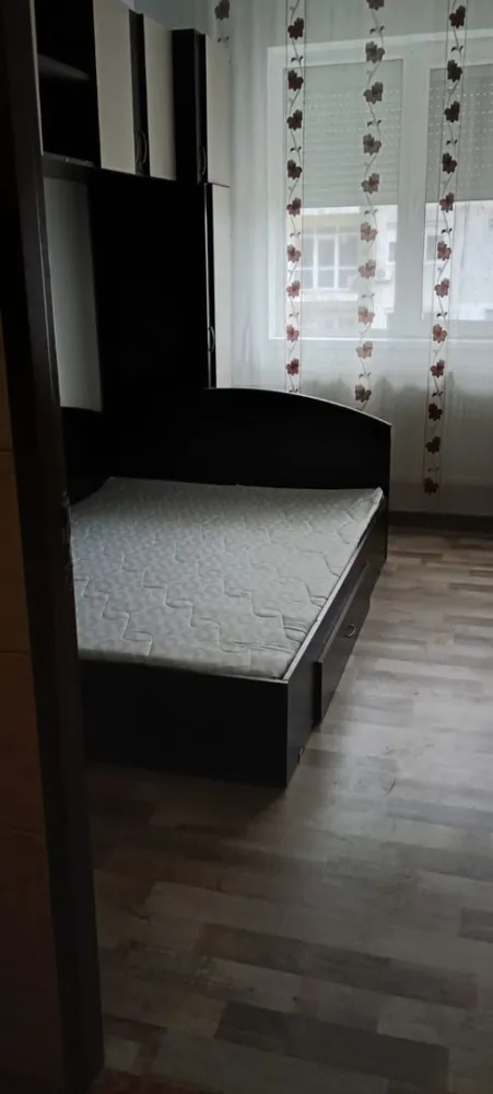 De inchiriat garsoniera, Micro 40, et. 2, 1100 lei - Se închiriază garsonieră confortabilă, situată în Micro 40, etaj 2, în spatele mall-ului, într-o zonă foarte accesibilă și liniștită.
 Suprafață: 20 mp
 Etaj: 2
 Chirie: 1100 lei/lună
Garantie 1100 lei.
La incheierea contractului de inchiriere chiriasul va achita si comisionul agentiei imobiliare.
Garsoniera este ideală pentru o persoană sau un cuplu, având acces rapid către mijloace de transport, magazine, supermarket, mall și alte puncte de interes.
Disponibilă imediat.
Pentru mai multe detalii sau programarea unei vizionări, sunați la: 0746.252.252 Liliana Ene.