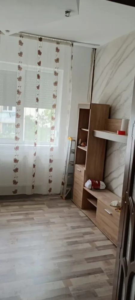 De inchiriat garsoniera, Micro 40, et. 2, 1100 lei - Se închiriază garsonieră confortabilă, situată în Micro 40, etaj 2, în spatele mall-ului, într-o zonă foarte accesibilă și liniștită.
 Suprafață: 20 mp
 Etaj: 2
 Chirie: 1100 lei/lună
Garantie 1100 lei.
La incheierea contractului de inchiriere chiriasul va achita si comisionul agentiei imobiliare.
Garsoniera este ideală pentru o persoană sau un cuplu, având acces rapid către mijloace de transport, magazine, supermarket, mall și alte puncte de interes.
Disponibilă imediat.
Pentru mai multe detalii sau programarea unei vizionări, sunați la: 0746.252.252 Liliana Ene.