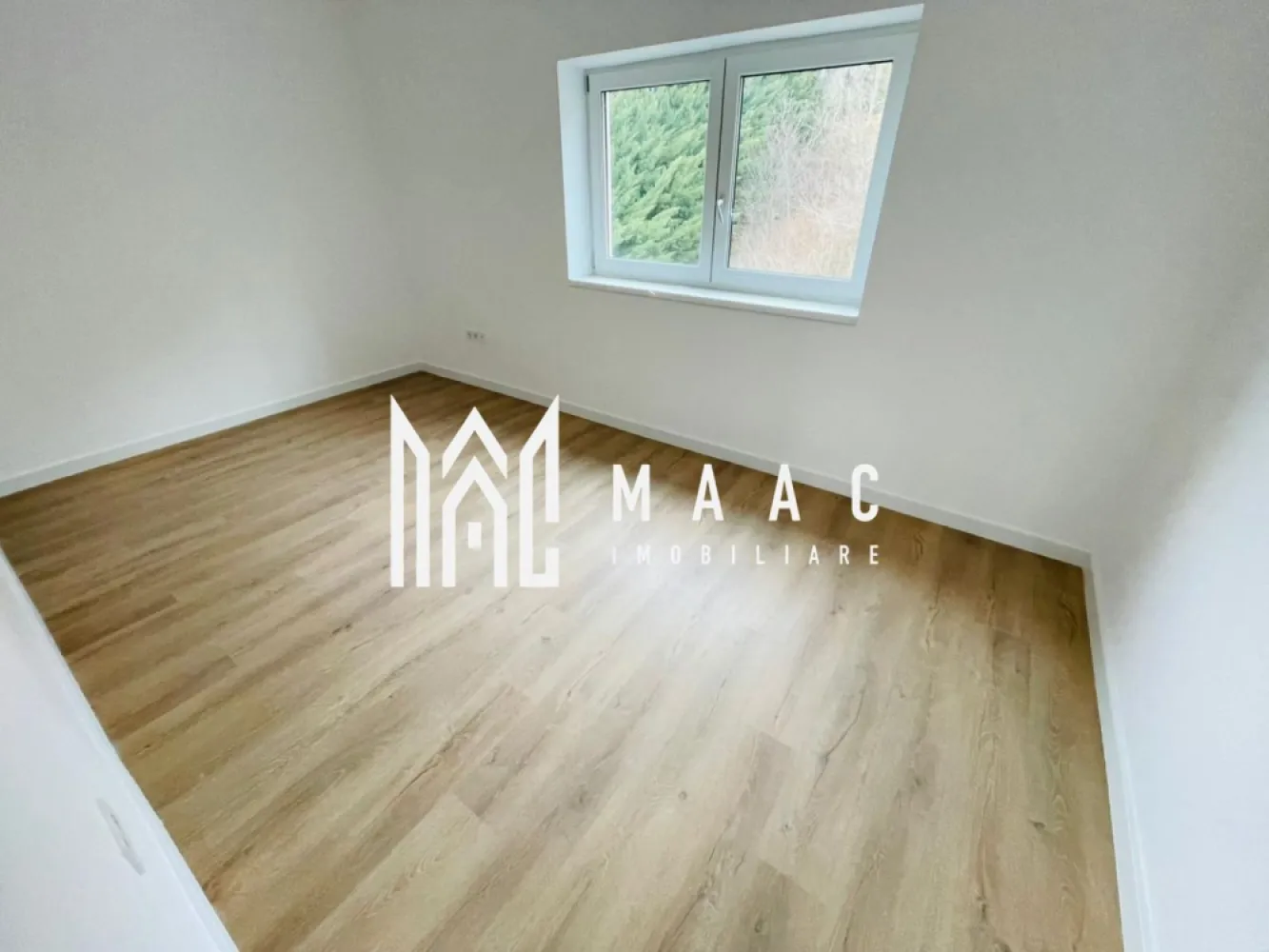 Penthouse 3 Camere I 2 nivele I 100 mp I Zona Vest I Sibiu - MAAC Imobiliare vă propune spre vânzare un penthouse cu 3 camere tip duplex, finisat la cheie, situat într-un ansamblu rezidențial premium din Zona de Vest a orașului Sibiu, una dintre cele mai căutate zone pentru locuințe noi și investiții imobiliare.

Acest penthouse de vânzare în Sibiu este amplasat la etajul 2 din 2 și oferă intimitate, vedere panoramică și un design modern, ideal pentru un stil de viață confortabil.

Detalii tehnice penthouse Sibiu:
Suprafață utilă: 100 mp
Logie: 9,42 mp, închisă cu sticlă securizată și sistem de captare a apelor
Regim de înălțime: etaj 2 din 2
Compartimentare: tip duplex, dispus pe 2 nivele
Intabulat
Disponibil imediat
Predare la cheie
Loc de parcare inclus în preț

Compartimentare și dotări:
Living spectaculos cu înălțime de 5,6 m, spațiu amplu și luminos
2 dormitoare spațioase
2 băi complet finisate
Încălzire în pardoseală la nivelul 1 si pe calorifere la etajul 2.
Jaluzele electrice
Orientare sudică cu vedere panoramică spre munți

Finisaje premium:
Izolație termică cu vată bazaltică
Granit pe casa scării
Logie închisă cu sticlă securizată
Materiale moderne și finisaje de calitate superioară

Avantaje ansamblu rezidențial – Zona de Vest Sibiu:
45% spații verzi amenajate
Fațade moderne cu larice siberian și piatră naturală
Locuri de joacă în interiorul complexului
Acces rapid către oraș, fără ambuteiaje
4 căi de acces către ansamblu

Acest penthouse în Zona de Vest Sibiu reprezintă o oportunitate excelentă pentru locuire sau investiție, oferind confort, intimitate, priveliște deosebită și mutare imediată, fără costuri suplimentare.

Pentru mai multe informații sau programarea unei vizionări, menționați telefonic că ați văzut anunțul ID: CP2611737.