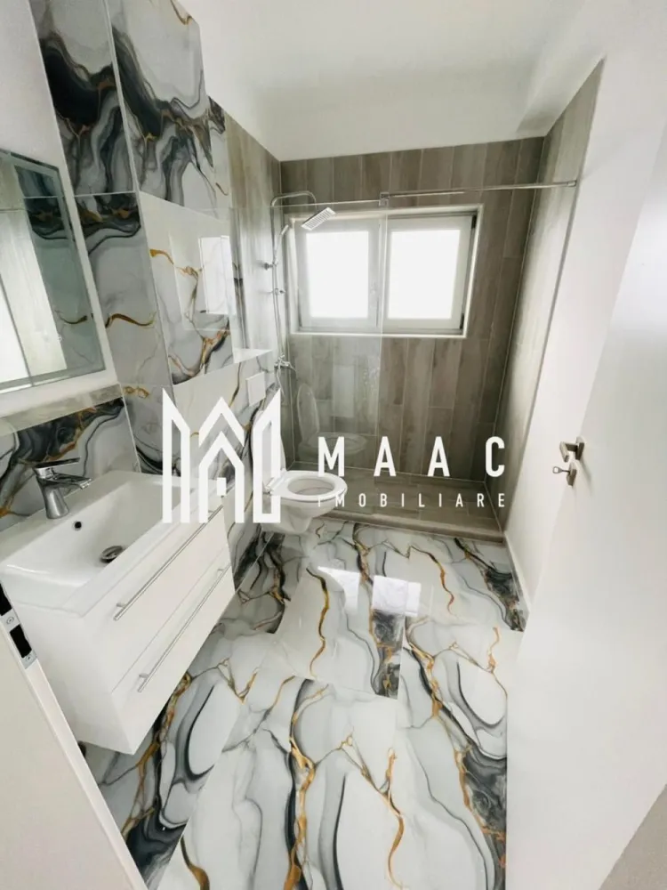 Penthouse 3 Camere I 2 nivele I 100 mp I Zona Vest I Sibiu - MAAC Imobiliare vă propune spre vânzare un penthouse cu 3 camere tip duplex, finisat la cheie, situat într-un ansamblu rezidențial premium din Zona de Vest a orașului Sibiu, una dintre cele mai căutate zone pentru locuințe noi și investiții imobiliare.

Acest penthouse de vânzare în Sibiu este amplasat la etajul 2 din 2 și oferă intimitate, vedere panoramică și un design modern, ideal pentru un stil de viață confortabil.

Detalii tehnice penthouse Sibiu:
Suprafață utilă: 100 mp
Logie: 9,42 mp, închisă cu sticlă securizată și sistem de captare a apelor
Regim de înălțime: etaj 2 din 2
Compartimentare: tip duplex, dispus pe 2 nivele
Intabulat
Disponibil imediat
Predare la cheie
Loc de parcare inclus în preț

Compartimentare și dotări:
Living spectaculos cu înălțime de 5,6 m, spațiu amplu și luminos
2 dormitoare spațioase
2 băi complet finisate
Încălzire în pardoseală la nivelul 1 si pe calorifere la etajul 2.
Jaluzele electrice
Orientare sudică cu vedere panoramică spre munți

Finisaje premium:
Izolație termică cu vată bazaltică
Granit pe casa scării
Logie închisă cu sticlă securizată
Materiale moderne și finisaje de calitate superioară

Avantaje ansamblu rezidențial – Zona de Vest Sibiu:
45% spații verzi amenajate
Fațade moderne cu larice siberian și piatră naturală
Locuri de joacă în interiorul complexului
Acces rapid către oraș, fără ambuteiaje
4 căi de acces către ansamblu

Acest penthouse în Zona de Vest Sibiu reprezintă o oportunitate excelentă pentru locuire sau investiție, oferind confort, intimitate, priveliște deosebită și mutare imediată, fără costuri suplimentare.

Pentru mai multe informații sau programarea unei vizionări, menționați telefonic că ați văzut anunțul ID: CP2611737.