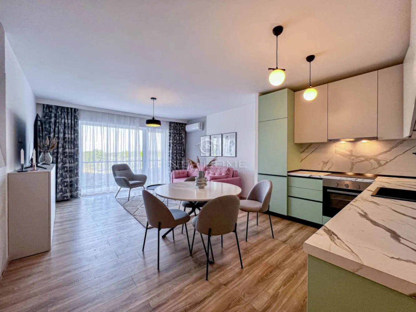 Apartament 2 camere zona Iulius Mall Gheorgheni - New HOME Imobiliare ofera spre inchiriere apartament cu 2 camere 50 mp, terasa generoasa, in bloc nou, etaj intermediar ansamblul Mon Jardin din Sopor. In proximitate se afla magazine alimentare, spatii comerciale, Iulius Mall. Finisaje moderne, aer condiționat, TV, masina de spălat, frigiter etc. Inclus în preț și un loc de parcare în garajul subteran. Avand in vedere poziția si avantajele zonei este una de interes maxim, datorita pozitionarii fiind in apropiere de centru comercial Iulius Mall, Business centre, facultatea FSEGA, Porsche Engineering, baza Sportiva, Iulius Park, etc. Pentru mai multe informatii si pentru a programa o vizionare, contactati-ne cu incredere!