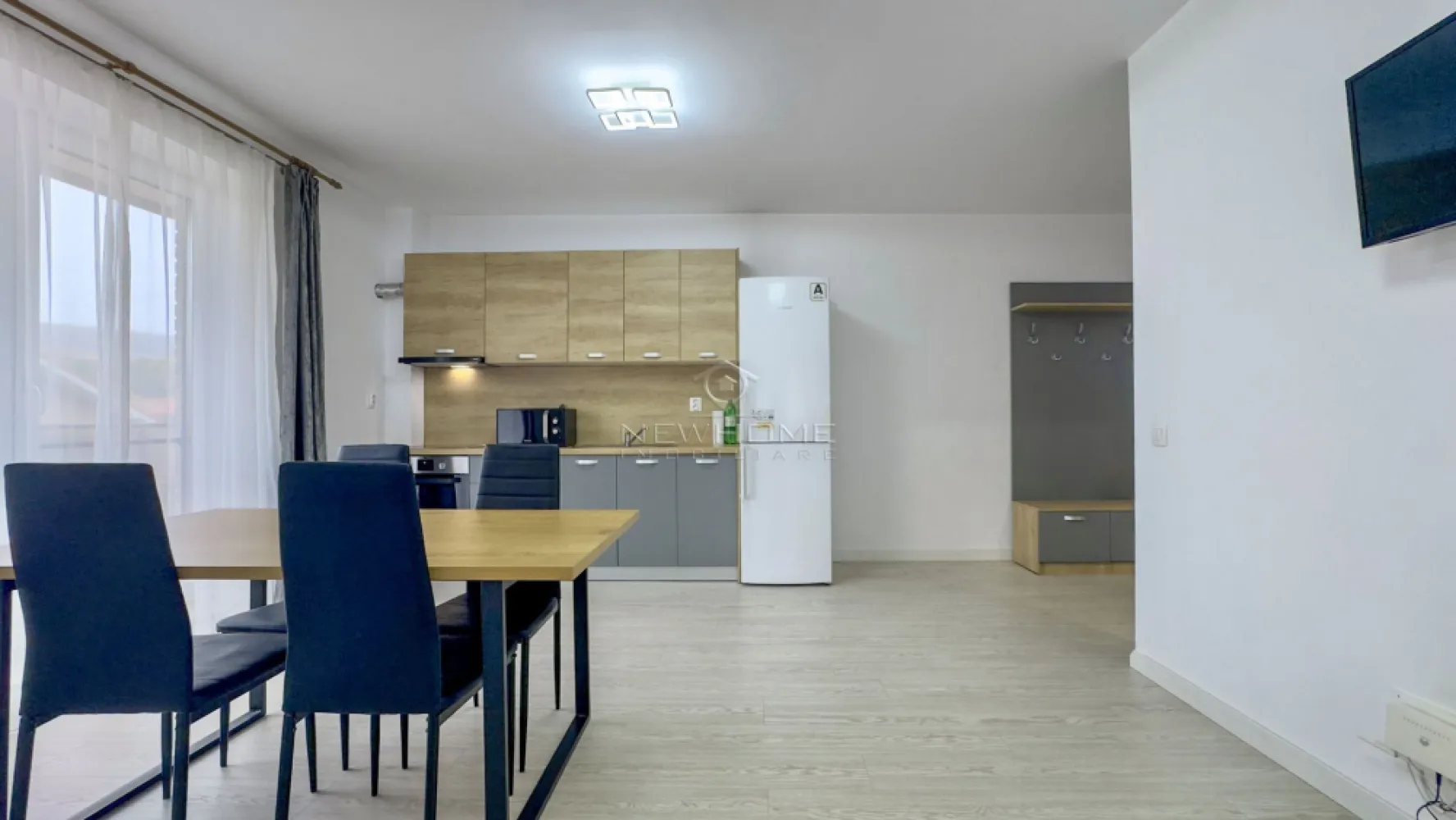 Apartament 2 camere decomandat Chinteni - New HOME Imobiliare ofera spre inchiriere apartament modern cu 2 camere, decomandat situat in Chinteni pe str Somesului, la 10 km de Cluj Napoca. Apartamentul este amplasat la etajul 2 din 4, intr un imobil dotat cu lift, izolat termic, finalizat in anul 2020. Dispune de suprafata utila de 57 nmp + balcon. Compartimentat astfel: hol, bucataria, living, dormitor, baie, terasa, boxa de depozitare privata in podul blocului., loc de PARCARE subteran. Pentru confortul Dvs. se inchiriaza complet mobilat/utilat, cum se vede in poze, dotat cu incalzire in pardoseala, hota, plita, cuptor electric, frigider, masina de spalat rufe, TV, etc. Pentru mai multe informatii si pentru a programa o vizionare, contactati-ne cu incredere!