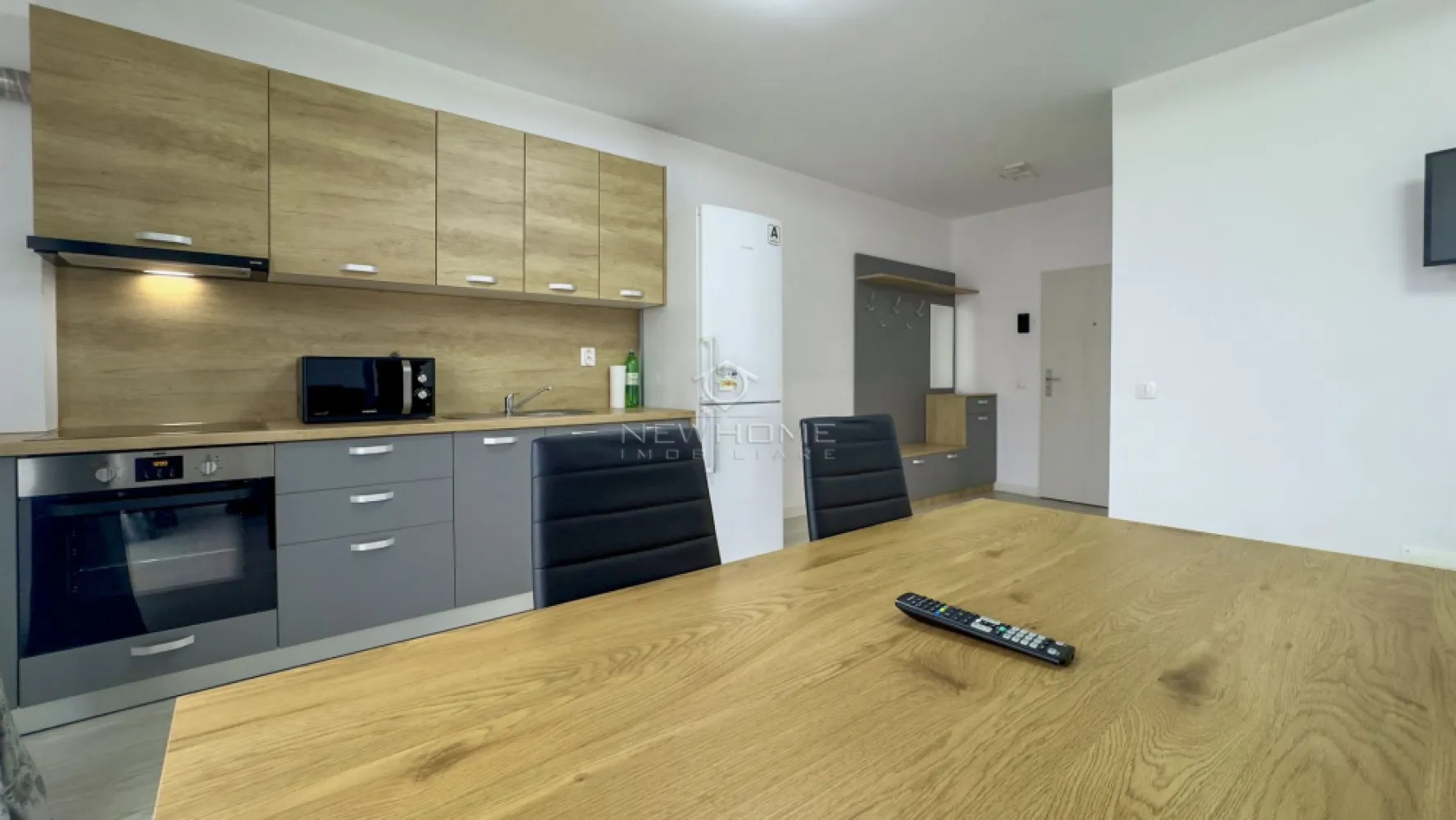 Apartament 2 camere decomandat Chinteni - New HOME Imobiliare ofera spre inchiriere apartament modern cu 2 camere, decomandat situat in Chinteni pe str Somesului, la 10 km de Cluj Napoca. Apartamentul este amplasat la etajul 2 din 4, intr un imobil dotat cu lift, izolat termic, finalizat in anul 2020. Dispune de suprafata utila de 57 nmp + balcon. Compartimentat astfel: hol, bucataria, living, dormitor, baie, terasa, boxa de depozitare privata in podul blocului., loc de PARCARE subteran. Pentru confortul Dvs. se inchiriaza complet mobilat/utilat, cum se vede in poze, dotat cu incalzire in pardoseala, hota, plita, cuptor electric, frigider, masina de spalat rufe, TV, etc. Pentru mai multe informatii si pentru a programa o vizionare, contactati-ne cu incredere!