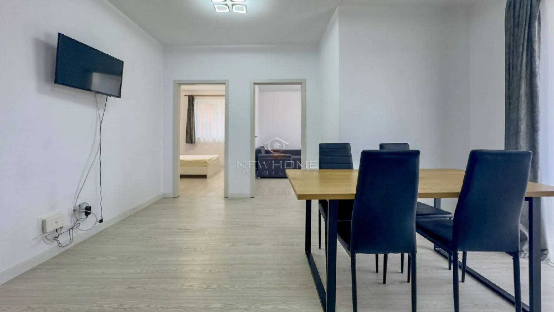 Apartament 2 camere decomandat Chinteni - New HOME Imobiliare ofera spre inchiriere apartament modern cu 2 camere, decomandat situat in Chinteni pe str Somesului, la 10 km de Cluj Napoca. Apartamentul este amplasat la etajul 2 din 4, intr un imobil dotat cu lift, izolat termic, finalizat in anul 2020. Dispune de suprafata utila de 57 nmp + balcon. Compartimentat astfel: hol, bucataria, living, dormitor, baie, terasa, boxa de depozitare privata in podul blocului., loc de PARCARE subteran. Pentru confortul Dvs. se inchiriaza complet mobilat/utilat, cum se vede in poze, dotat cu incalzire in pardoseala, hota, plita, cuptor electric, frigider, masina de spalat rufe, TV, etc. Pentru mai multe informatii si pentru a programa o vizionare, contactati-ne cu incredere!