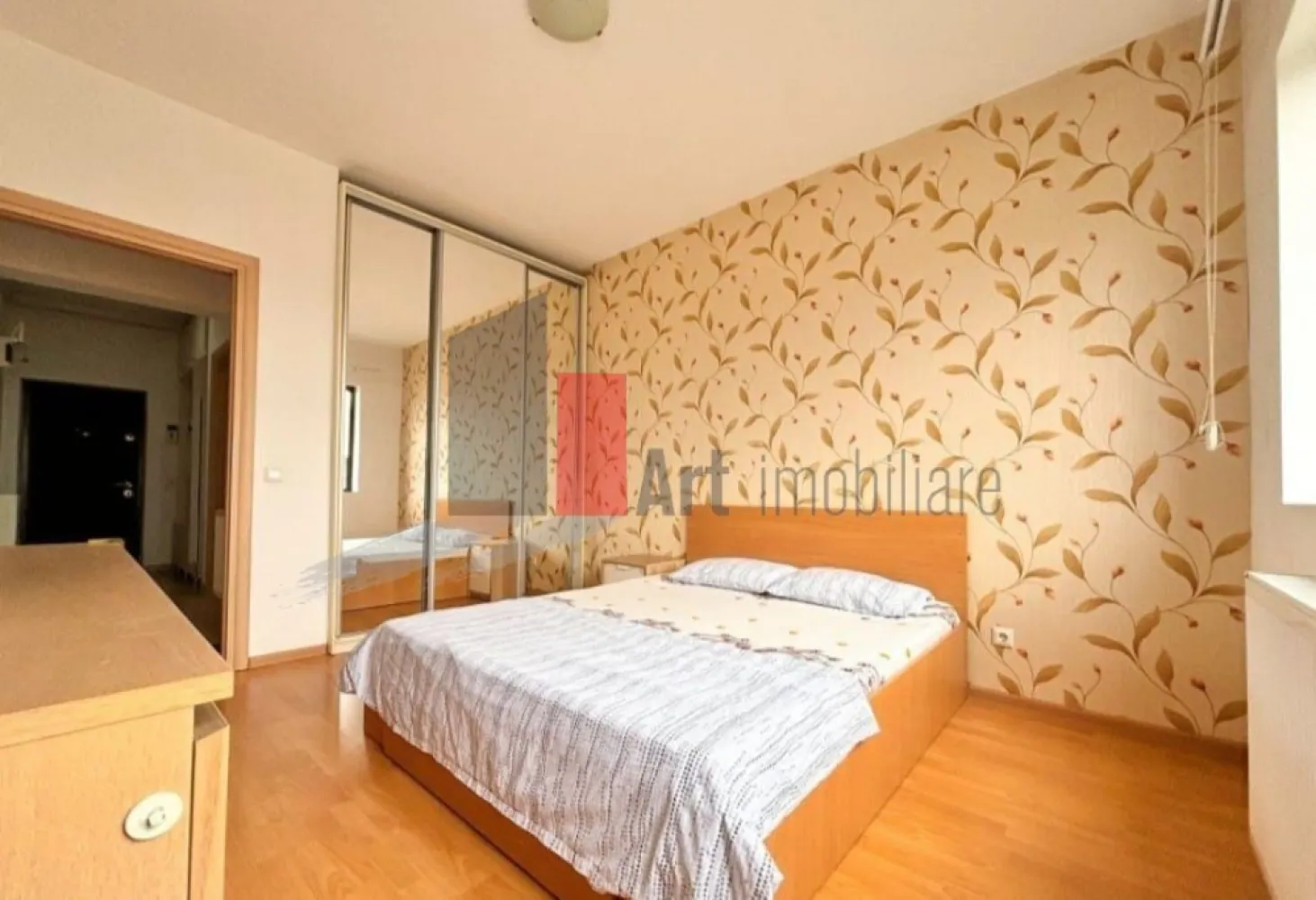 Oferim spre vanzare ap de 2 camere, Lujerului, Bloc nou Parcul Liniei - Vindem apartament cu 2 camere, spațios și luminos, situat în imobilul de referință construit în 2016 (str. Cupolei, blocul cu magazinul Bella Chic), la doar câteva minute de metrou Lujerului.
Apartamentul este situat la etajul 9 din 12, oferind o vedere panoramică superbă asupra zonei, fără zgomotul direct de la bulevard.
DETALII APARTAMENT:
Suprafață: 57 mp utili (compartimentare inteligentă, spații largi).
Structură: Complet DECOMANDAT (hol generos, bucătărie închisă, dormitor și living separate).
Dotări: Centrală termică proprie (confort termic ridicat + costuri mici), Aer Condiționat (AC), finisaje moderne.
Stare: Se vinde MOBILAT și UTILAT complet – te poți muta imediat sau îl poți închiria (randament excelent în zonă).
FACILITĂȚI ZONĂ:
Transport: 5-7 min. mers pe jos până la Metrou Lujerului, acces rapid la tramvai 41 și alte linii STB.
Shopping: Cora Lujerului, Plaza România, Auchan, Mega Image – toate la 5-10 min. distanță.
Imobil: Bloc modern (2016), 2 lifturi rapide, scară curată, vecini de calitate