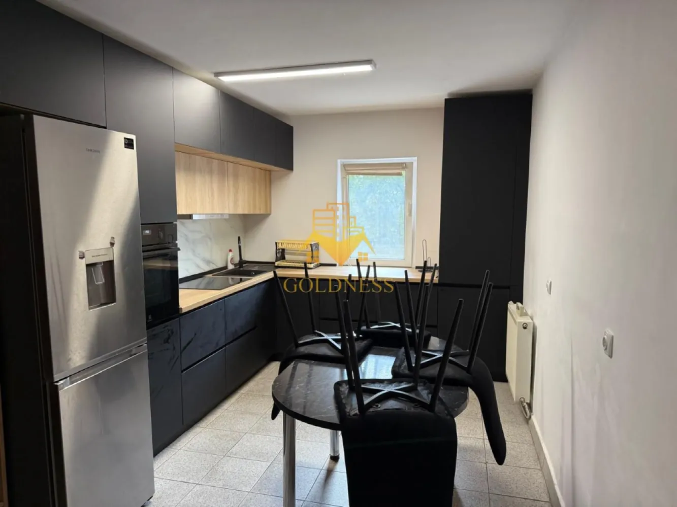 4 camere decomandate, Zorilor, UMF, Observatorului, AC, Profi. - GOLDNESS Imobiliare vă propune spre închiriere un apartament cu 4 camere complet mobilat și utilat, la etajul 1 într-un imobil de 3 etaje, în Cartierul Zorilor.
Loc de parcare disponibil la liber!
Se află în apropierea stațiilor de transport în comun, magazine, restaurante, spații verzi, farmacii, etc. 

Apartamentul este compartimentat astfel:
 - dormitor cu pat matrimonial, dressing, noptiere, dulap
 - dormitor cu canapea extensibila, dressing, dulap.
 - camera cu 2 birouri, balcon inchis
 - living complet utila și mobilat, canapea extensibilă, loc de servit masa, TV
 - baie cu cabina de dus, calorifer port prosop și dulap pentru depozitare.
 -baie cu cada.
 -bucatarie complet mobilata si utilata, loc de servit masa, debara

Imobilul este dotat cu toate cele necesare- centrală proprie, frigider, aragaz, hotă, mașină de spălat haine, etc. 

Dacă sunteți interesați de acest apartament și doriți să îl vizionați, dar și pentru alte oferte nu ezitați să ne contactați telefonic sau prin e-mail. Vă stăm la dispoziție!
Pentru intermediere se percepe un comision de 50% din prețul chiriei!