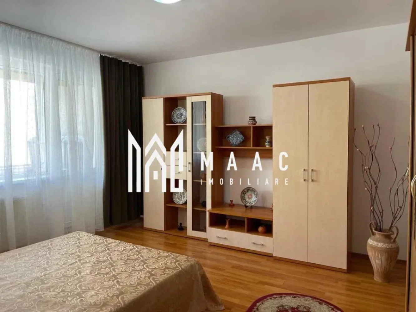 Apartament 1 camera | Etaj 1 | Balcon | Decomandat | Parcare - MAAC Imobiliare va prezinta un apartament cu 1 camera decomandat aproape de Parcul Sub Arini și Pădurea Dumbrava.

Caracteristici:
Tip: Confort 1, decomandat
Suprafață utilă: 48 mp
Etaj: 1 din 3
Balcon: 8 mp
Loc de parcare propriu în fața blocului

Utilități și dotări:
Mobilat și utilat: aragaz, hotă, frigider, mașină de spălat rufe
Centrală termică proprie
Internet prin fibră optică
Izolație termică exterioară
Contorizare individuală: apometre, contor gaz, contor curent electric
Bloc dotat cu interfon

Finisaje interioare:
Pereți: vopsea lavabilă, faianță
Podele: parchet în camere, gresie în bucătărie și baie
Tâmplărie: geamuri termopan 
Ușă de intrare: ușă metalică

Acces facil către toate punctele de interes:
Spații verzi cu pistă de bicicletă și locuri de joacă pentru copii
Unități de învățământ (școli, grădinițe)
Centre comerciale și supermarketuri
Instituții bancare, bancomate și farmacii
Stații de autobuz cu legături rapide spre centrul orașului
În imediata apropiere: Parcul Sub Arini și Pădurea Dumbrava.

Pentru mai multe detalii precizati telefonic ca ati vazut anuntul cu ID: CP2659346