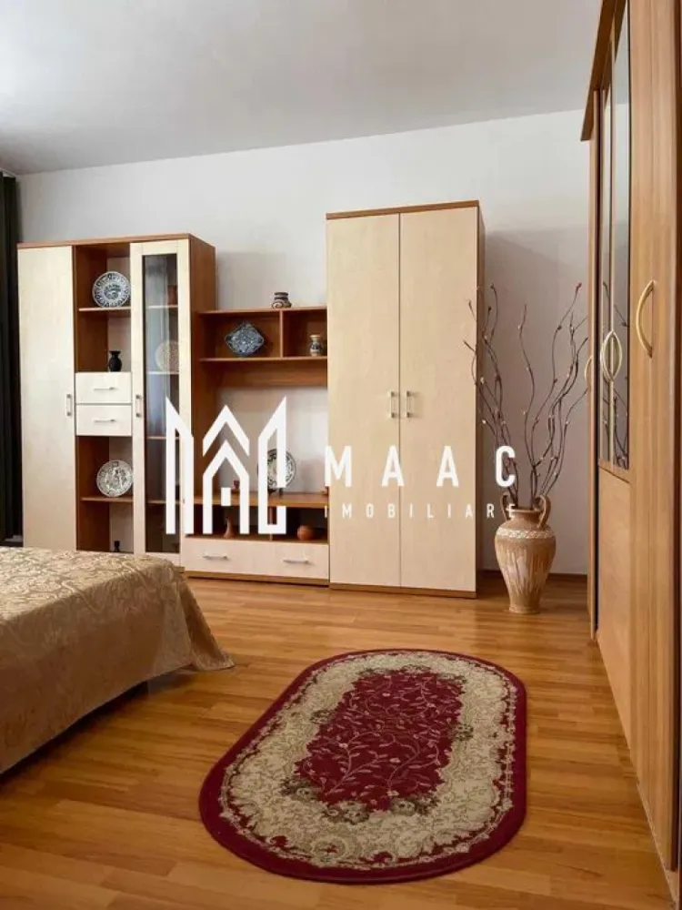 Apartament 1 camera | Etaj 1 | Balcon | Decomandat | Parcare - MAAC Imobiliare va prezinta un apartament cu 1 camera decomandat aproape de Parcul Sub Arini și Pădurea Dumbrava.

Caracteristici:
Tip: Confort 1, decomandat
Suprafață utilă: 48 mp
Etaj: 1 din 3
Balcon: 8 mp
Loc de parcare propriu în fața blocului

Utilități și dotări:
Mobilat și utilat: aragaz, hotă, frigider, mașină de spălat rufe
Centrală termică proprie
Internet prin fibră optică
Izolație termică exterioară
Contorizare individuală: apometre, contor gaz, contor curent electric
Bloc dotat cu interfon

Finisaje interioare:
Pereți: vopsea lavabilă, faianță
Podele: parchet în camere, gresie în bucătărie și baie
Tâmplărie: geamuri termopan 
Ușă de intrare: ușă metalică

Acces facil către toate punctele de interes:
Spații verzi cu pistă de bicicletă și locuri de joacă pentru copii
Unități de învățământ (școli, grădinițe)
Centre comerciale și supermarketuri
Instituții bancare, bancomate și farmacii
Stații de autobuz cu legături rapide spre centrul orașului
În imediata apropiere: Parcul Sub Arini și Pădurea Dumbrava.

Pentru mai multe detalii precizati telefonic ca ati vazut anuntul cu ID: CP2659346